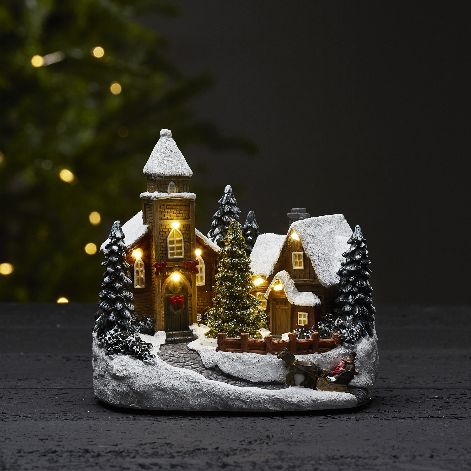 LED-Kirche "Churchville" - 7 warmweiße LED - H: 18cm - weihnachtliche Dorfszene mit Drehbaum - bunt
