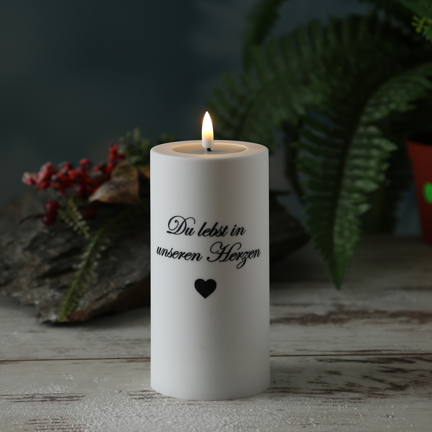 LED Grabkerze MIA - mit Schrift - Grablicht - 3D Flamme - H: 12,5cm - D: 7,5cm - weiß - für Außen