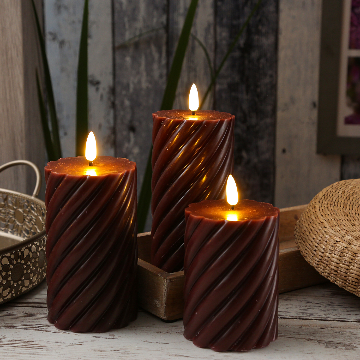 LED Stumpenkerze SWIRL - Echtwachs - warmweiße 3D Flamme - H: 17,5cm - Batterie - Timer - weinrot