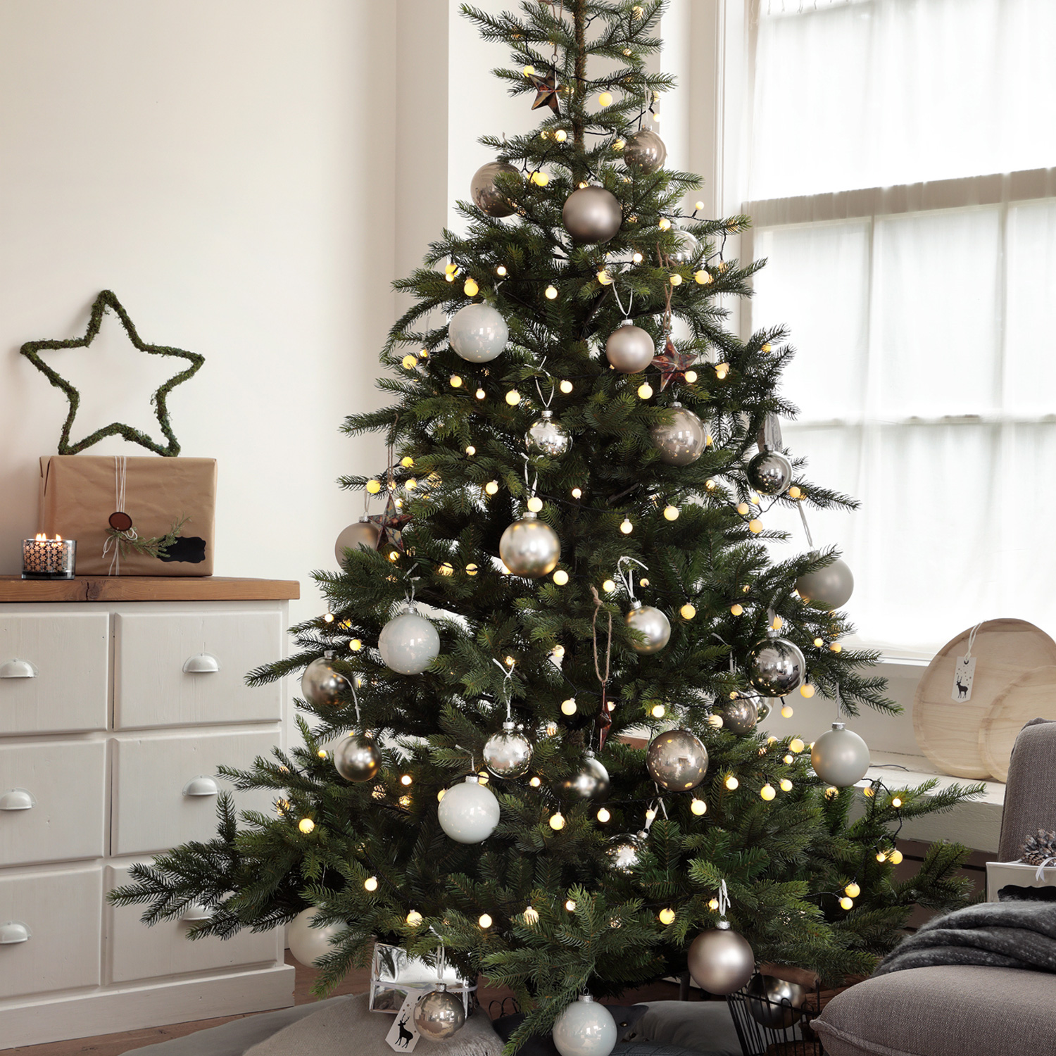 LED Lichterkette BERRY - 120 warmweiße opale Kugeln - 3 unterschiedliche Größen - L: 9m - für Außen