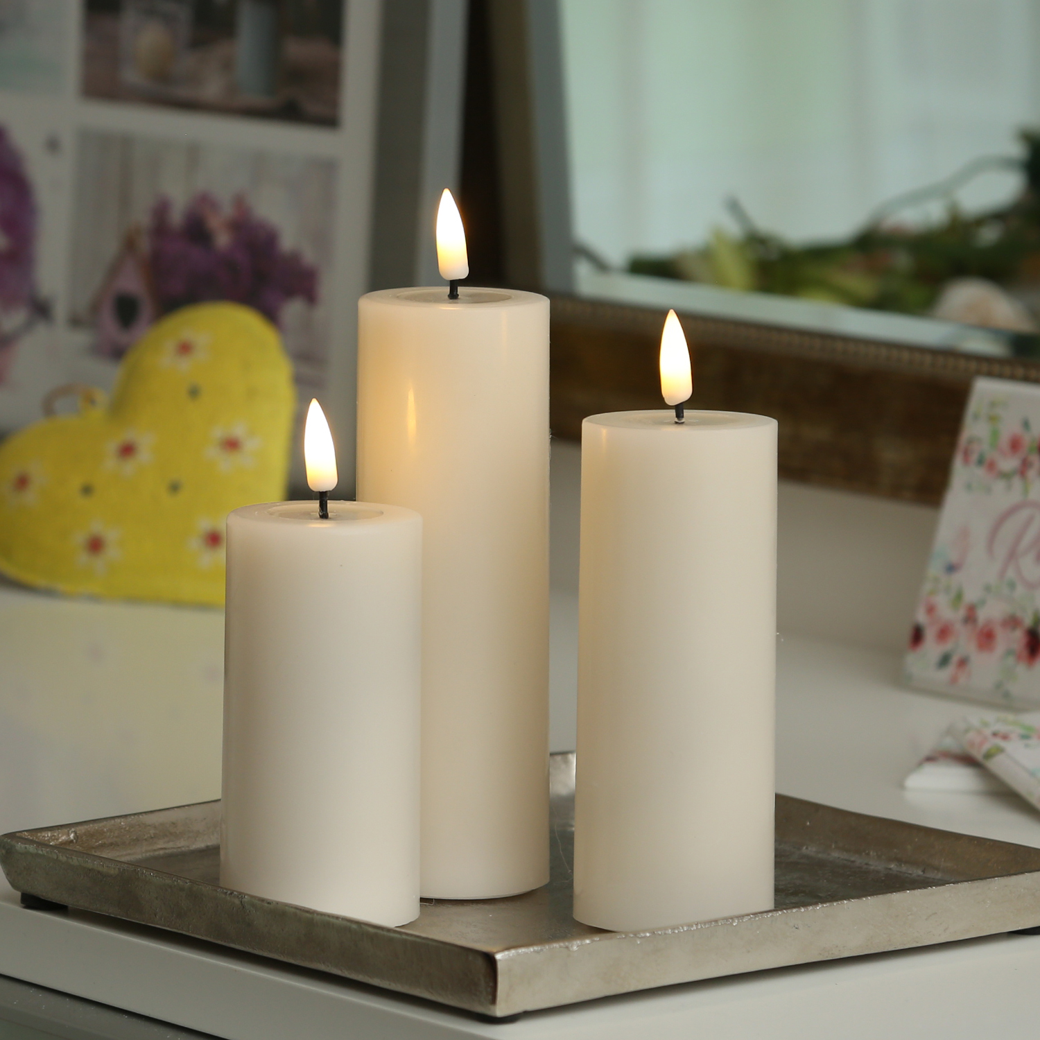 LED Stumpenkerze MIA - Echtwachs - realistische 3D Flamme - H: 12,5cm - D: 5cm - Batterie - creme