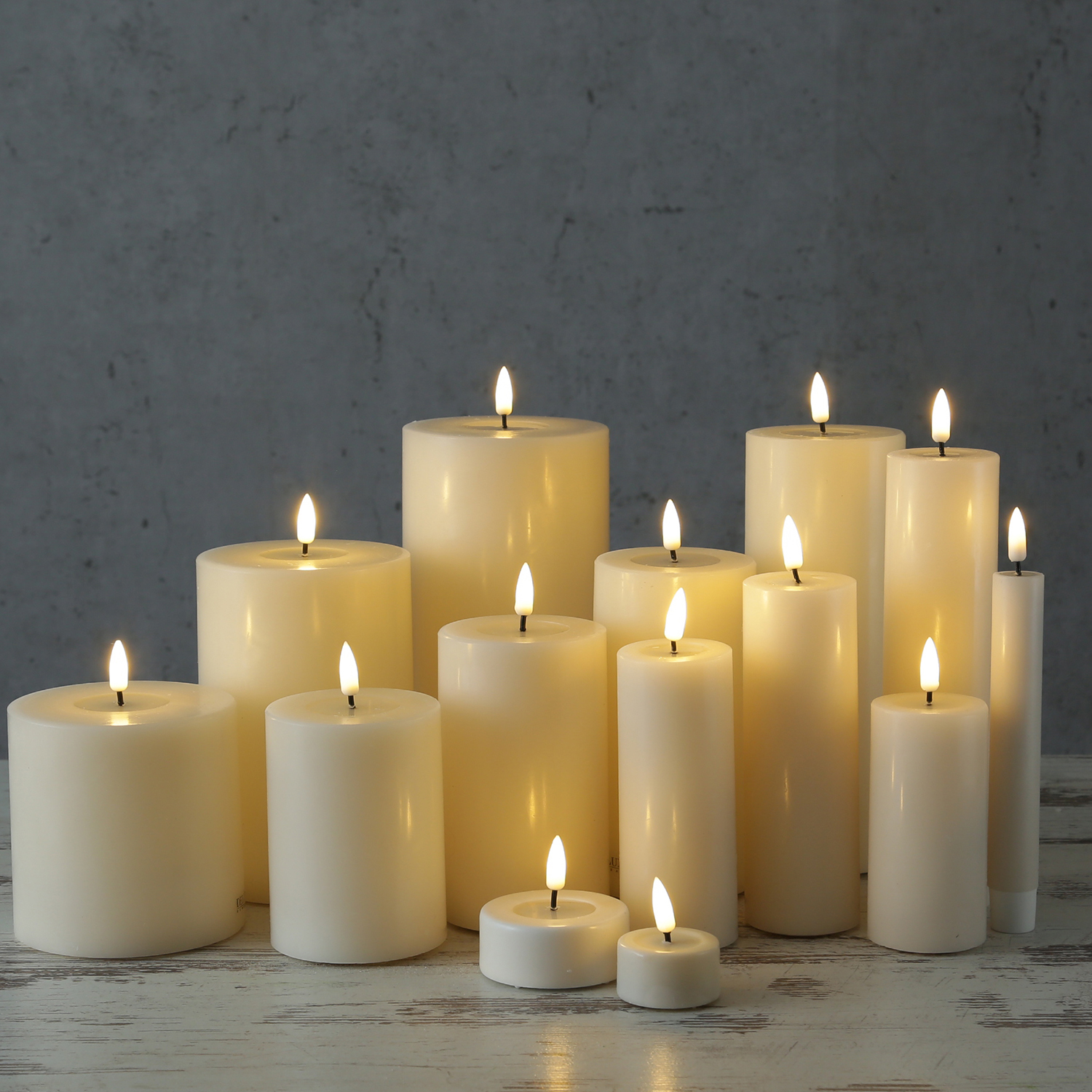 LED Stumpenkerze MIA - Echtwachs - realistische 3D Flamme - H: 15cm - D:10cm - Batterie - creme