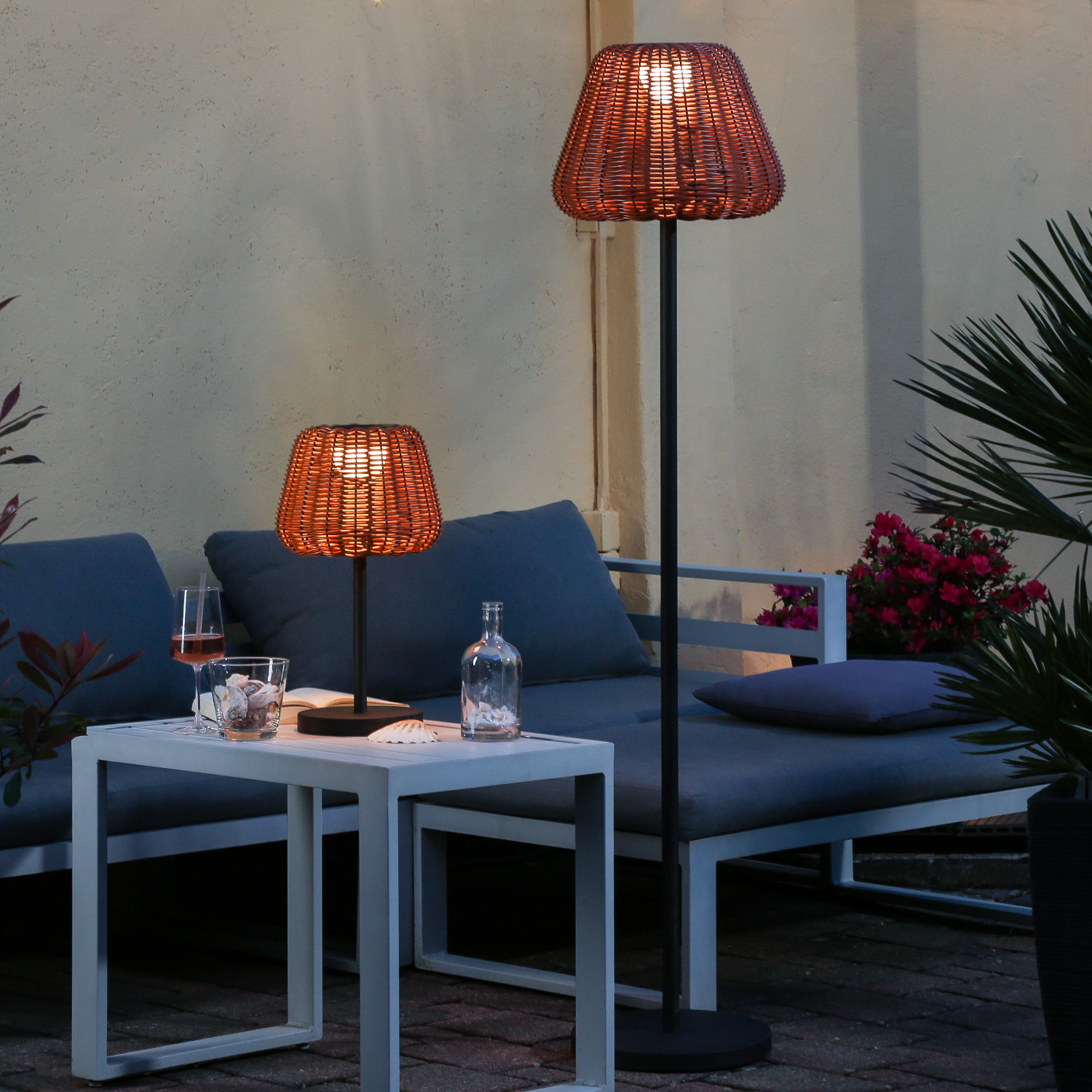 LED Garten Stehlampe - in Rattanoptik - H: 150cm - dimmbar - aufladbar - mit Fernb. - hell braun