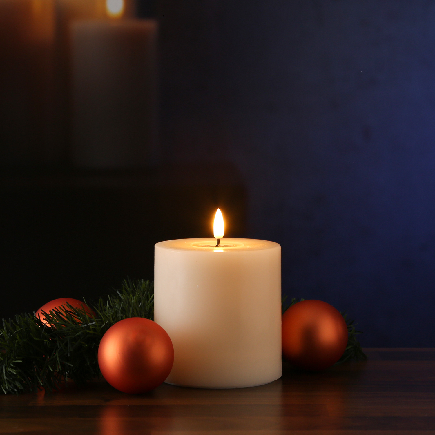 LED Stumpenkerze MIA - Echtwachs - realistische 3D Flamme - H: 10cm - D:10cm - Batterie - creme