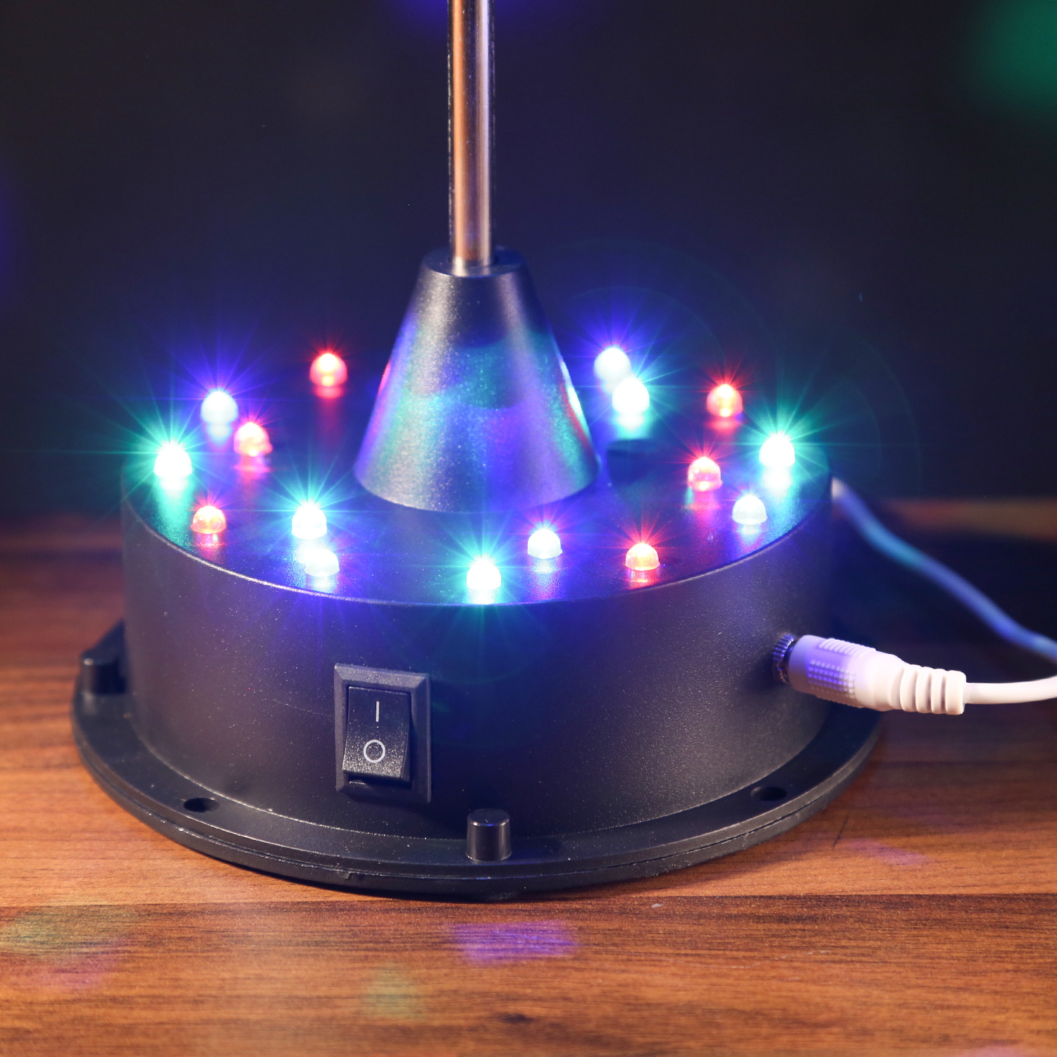 LED Spiegelkugel 13cm mit Standfuß - 18 bunte LED - Batterie und USB Betrieb - silber