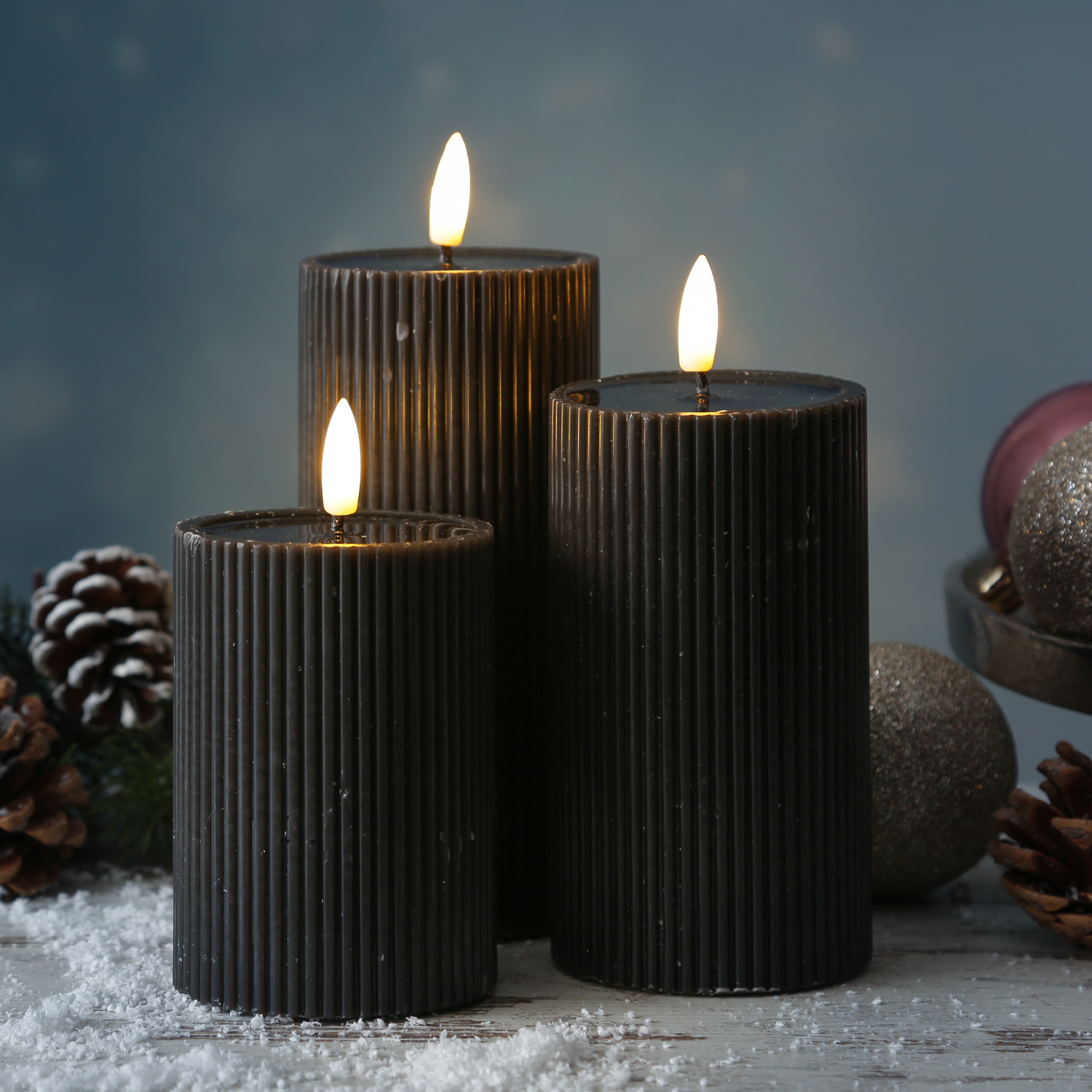 LED Kerze LIV - gerillt - Echtwachs - warmweisse 3D Flamme - H- 13cm - D- 7cm - Timer - schwarz