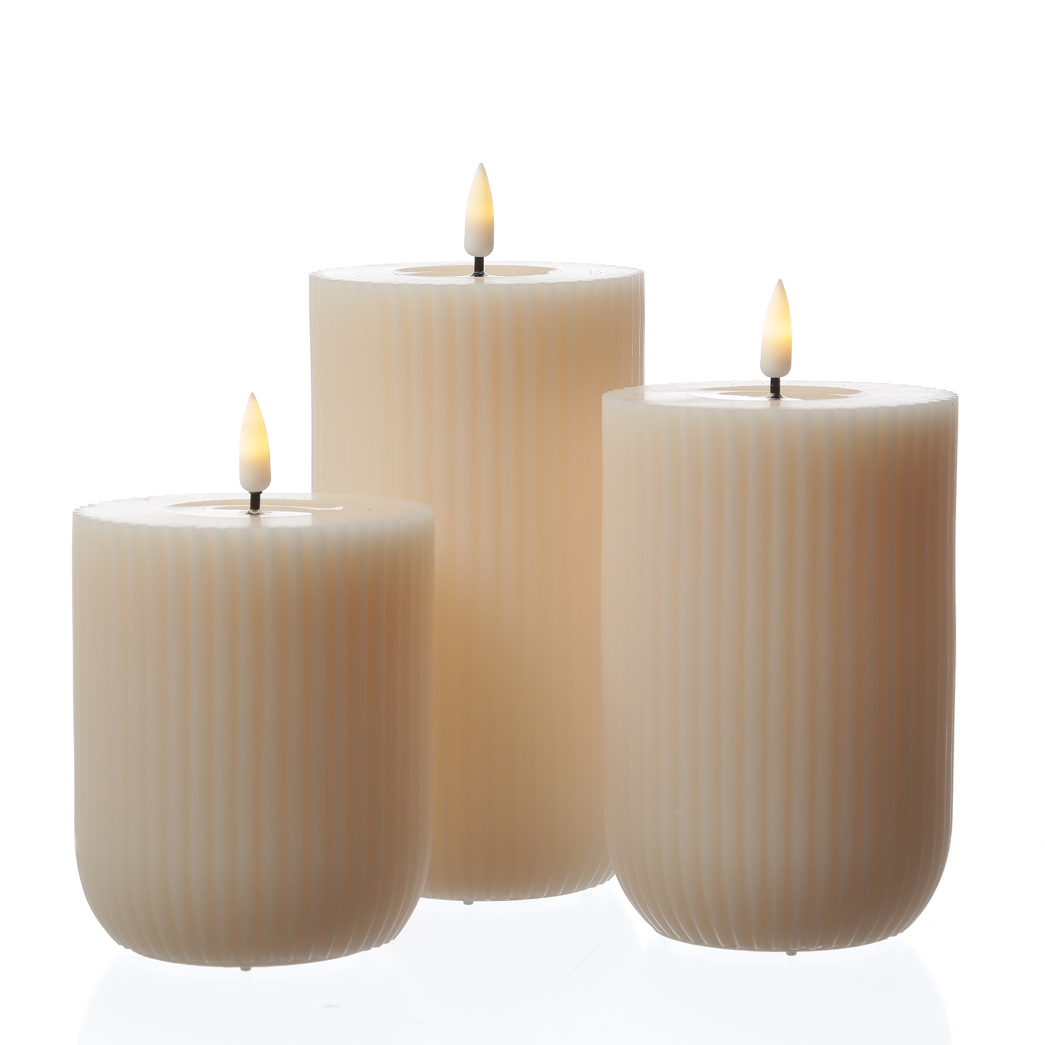 LED Stumpenkerze MIA - gerillt - Echtwachs - 3D Flamme - H: 12,5cm - D: 8cm - creme LED Stumpenkerze MIA - gerillt - Echtwachs - 3D Flamme - H: 12,5cm - D: 8cm - creme