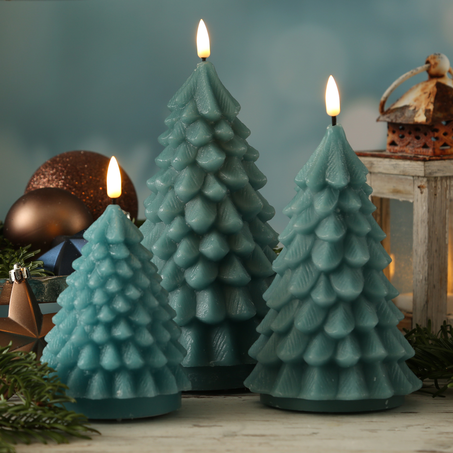 LED Kerze Tannenbaum - Echtwachs - flackernde 3D Flamme - H: 11cm - D: 8cm - dunkelgrün