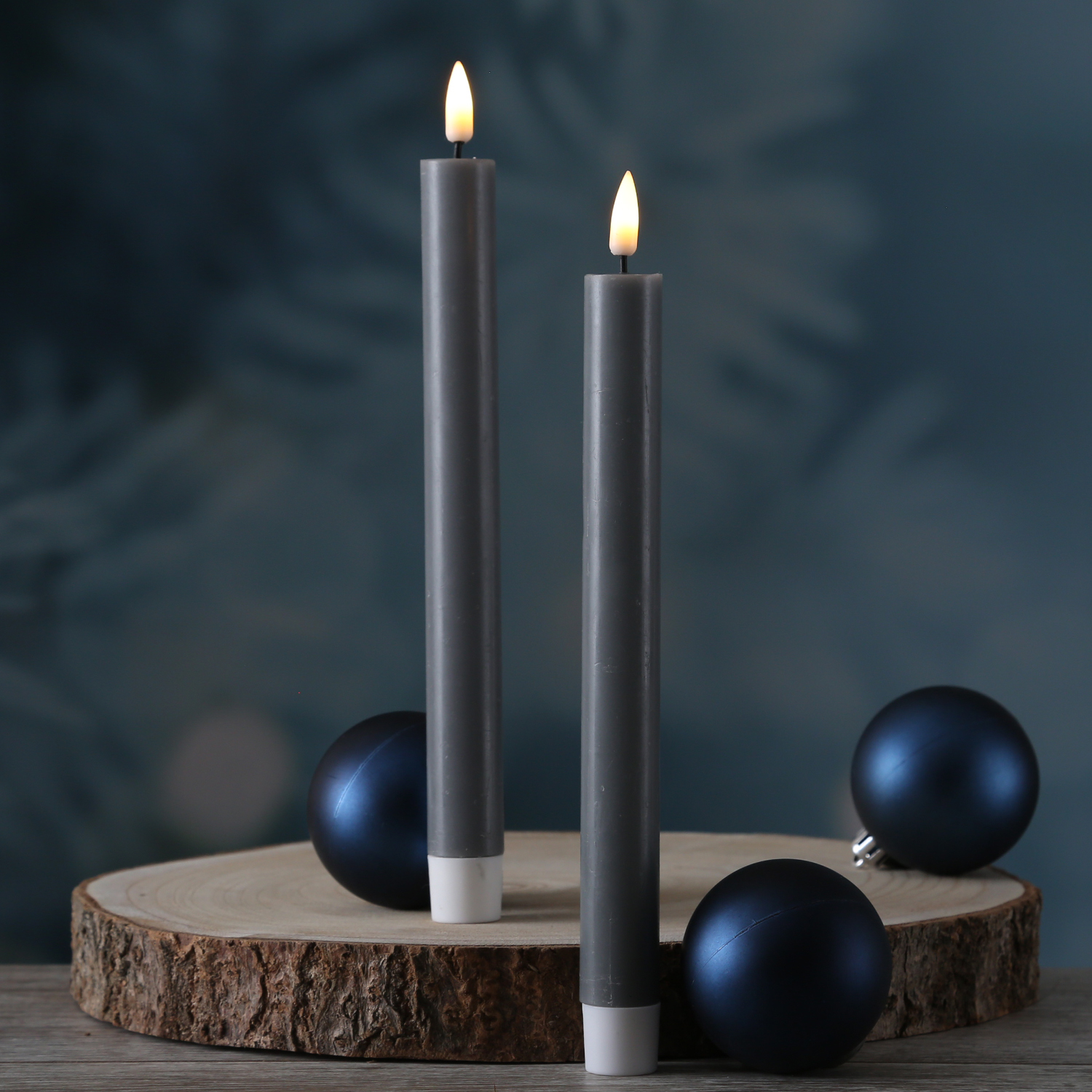 LED Stabkerzen MIA - Echtwachs - realistische 3D Flamme - H: 24cm - Batteriebetrieb - grau - 2 Stk. LED Stabkerzen MIA - Echtwachs - realistische 3D Flamme - H: 24cm - Batteriebetrieb - grau - 2 Stk.