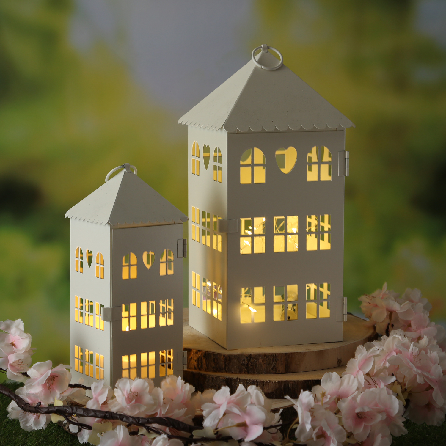 Laternen in Hausform mit Herz - 2er Set Metallhäuser - Lichthäuser - H: 30cm/23cm - weiß