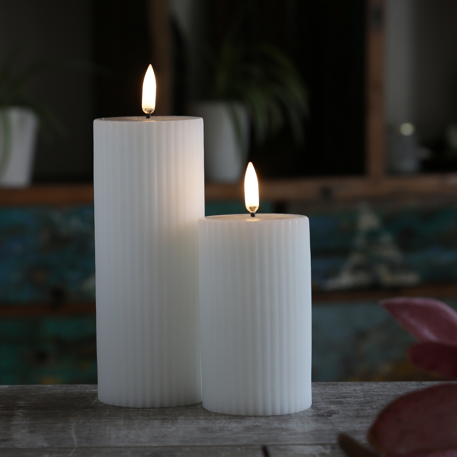 LED Kerze THEA - mit Rillen - Echtwachs - 3D Flamme - D: 5,8cm - H: 15,2cm - Timer - weiß LED Kerze THEA - mit Rillen - Echtwachs - 3D Flamme - D: 5,8cm - H: 15,2cm - Timer - weiß