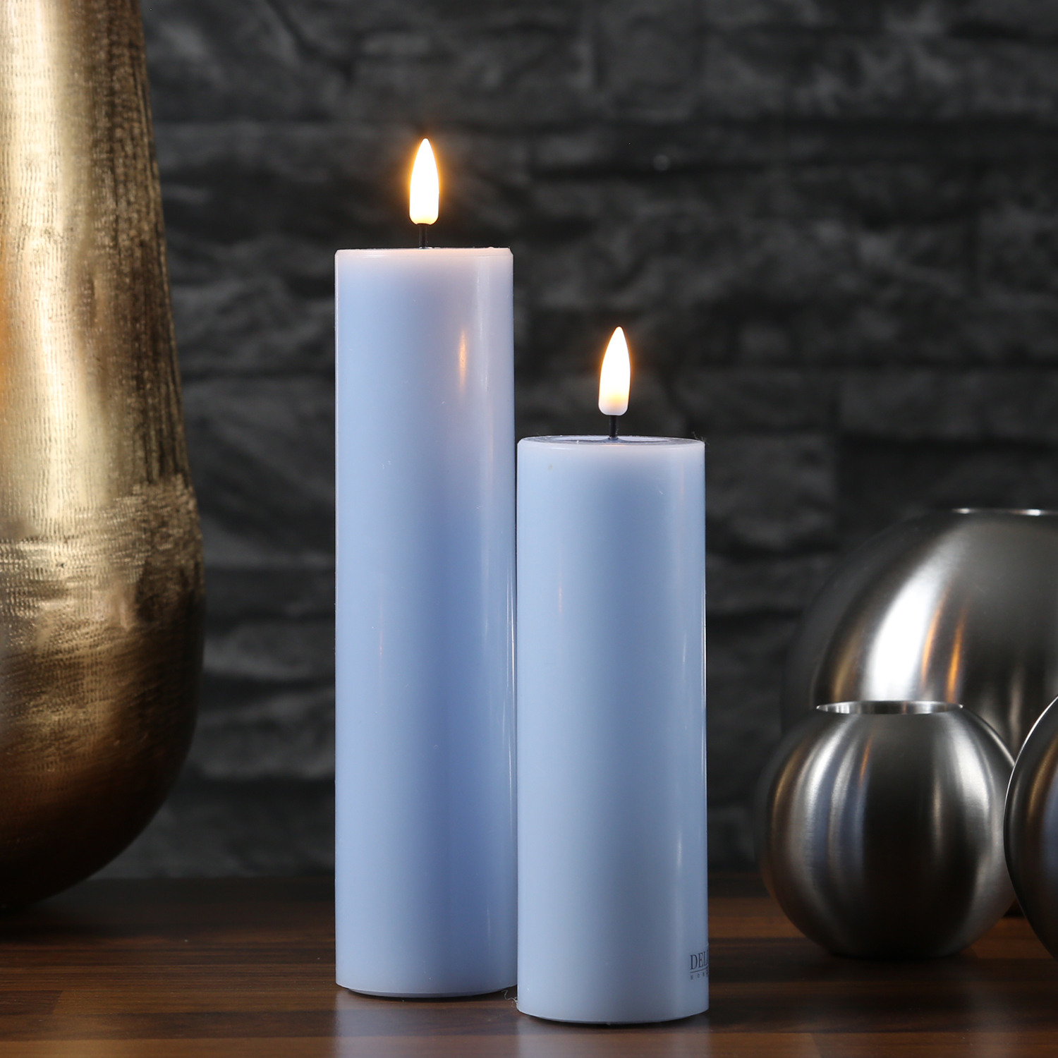 LED Stumpenkerze MIA - Echtwachs - realistische 3D Flamme - H: 15cm - D: 5cm - hellblau