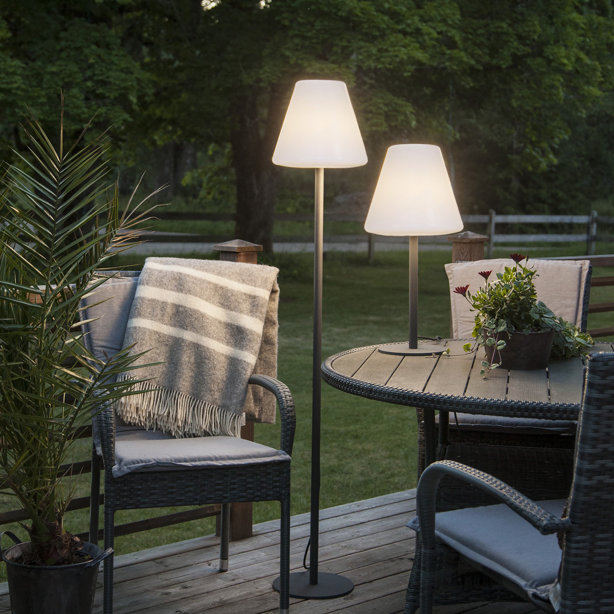 LED Solar Tischleuchte - Tischlampe - 3 Helligkeitsstufen - H: 28cm - warmweisse LED
