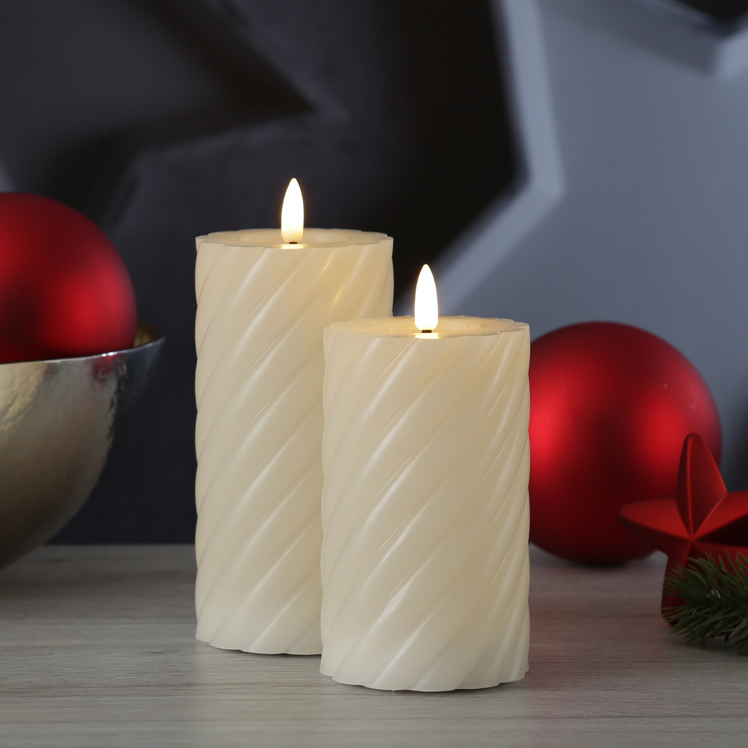 LED Stumpenkerze TWIST - Echtwachs - warmweiße 3D Flamme - H: 15cm - Batterie - Timer - creme