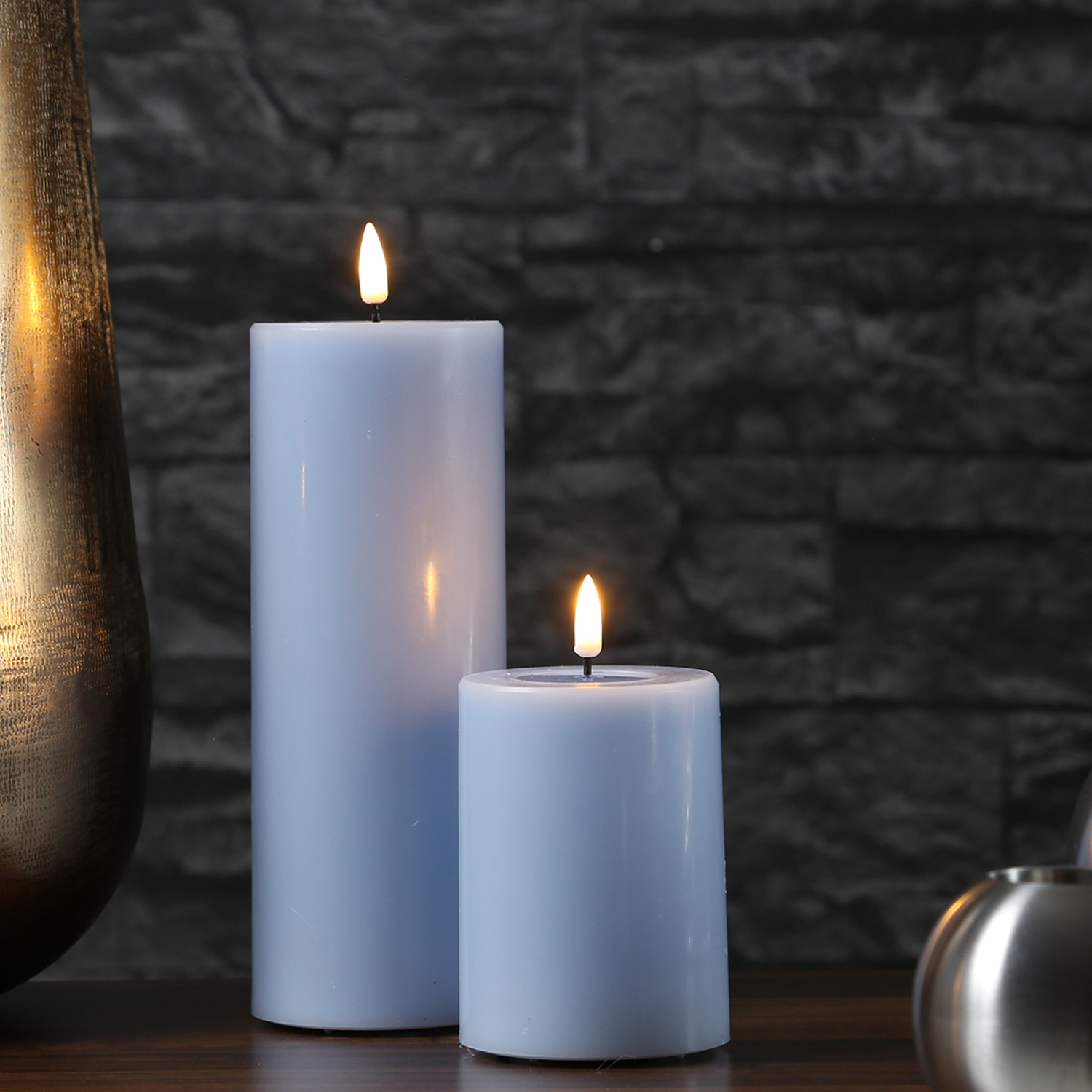LED Stumpenkerze MIA - Echtwachs - realistische 3D Flamme - H: 20cm - D: 7,5cm - hellblau