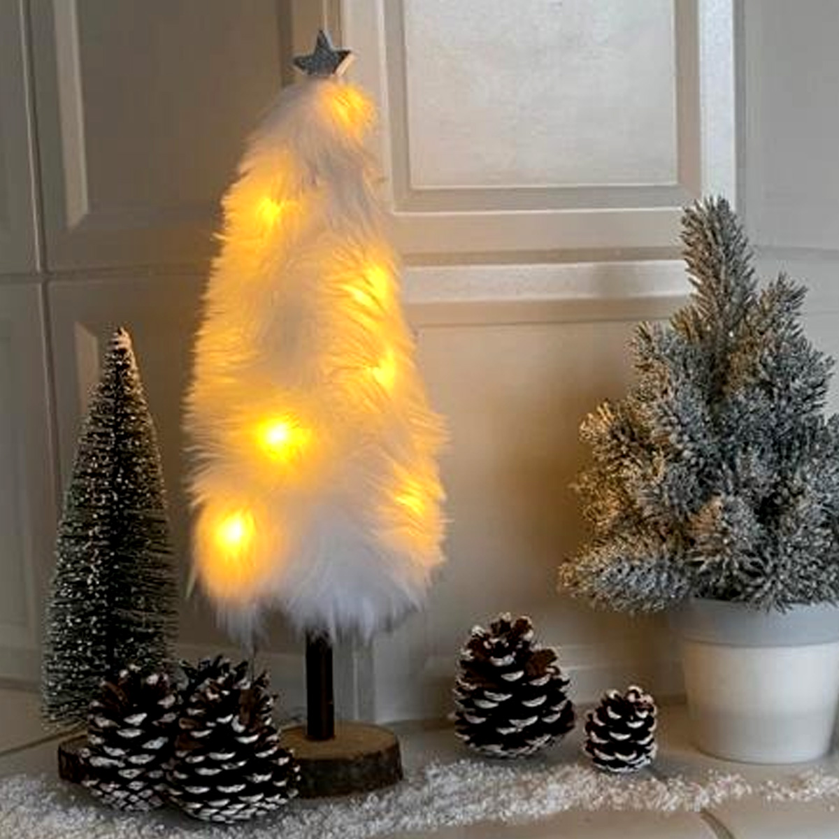 LED Dekobaum PLÜSCH - Holz - Plüschfell - warmweiße LED - Sternspitze - H: 36,5cm - Batterie - weiß