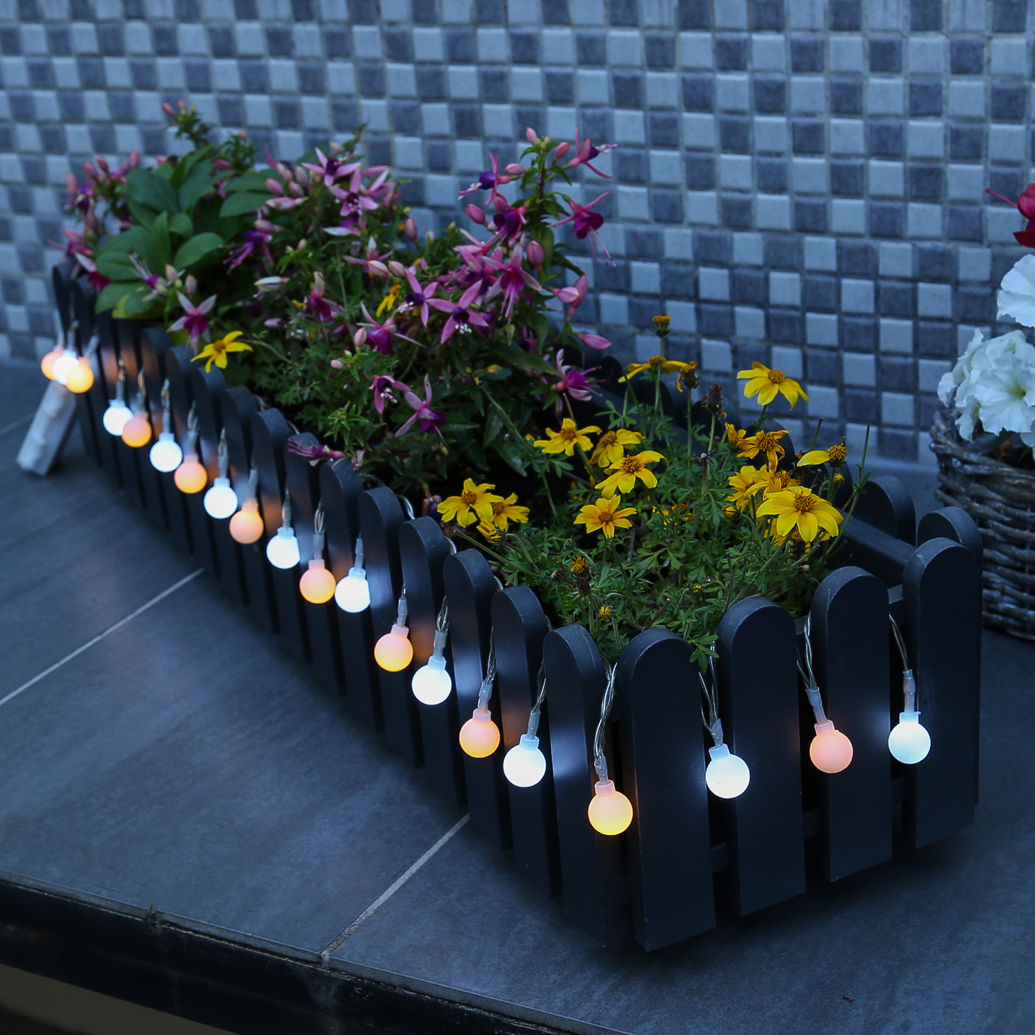 LED Lichterkette BERRY - 20 warmweiße/kaltweiße opale Kugeln - L: 1,9m - Timer - für Außen