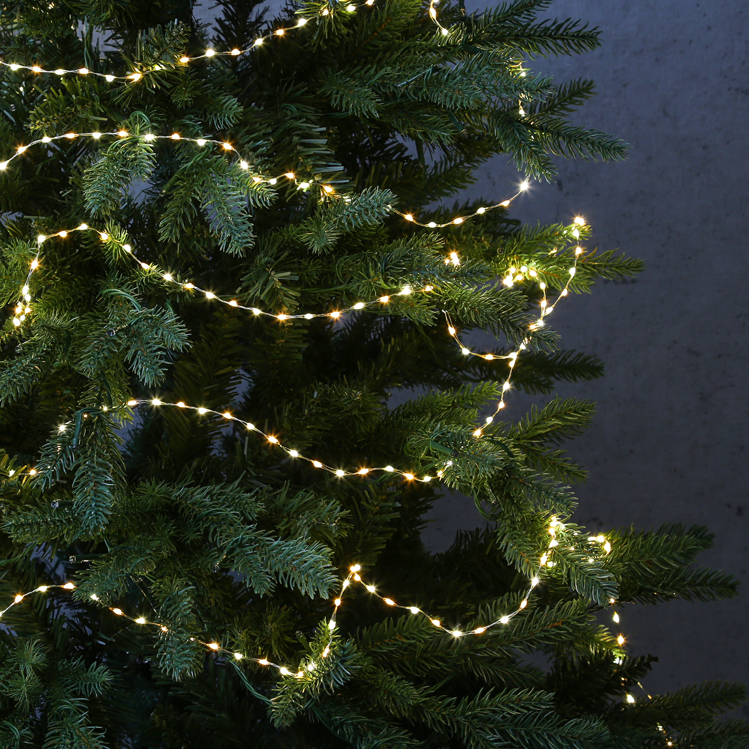 LED Drahtlichterkette Compact - 378 warmweiße/bernsteinfarbene LED - L: 6m - 8 Funkt. - Trafo - gold