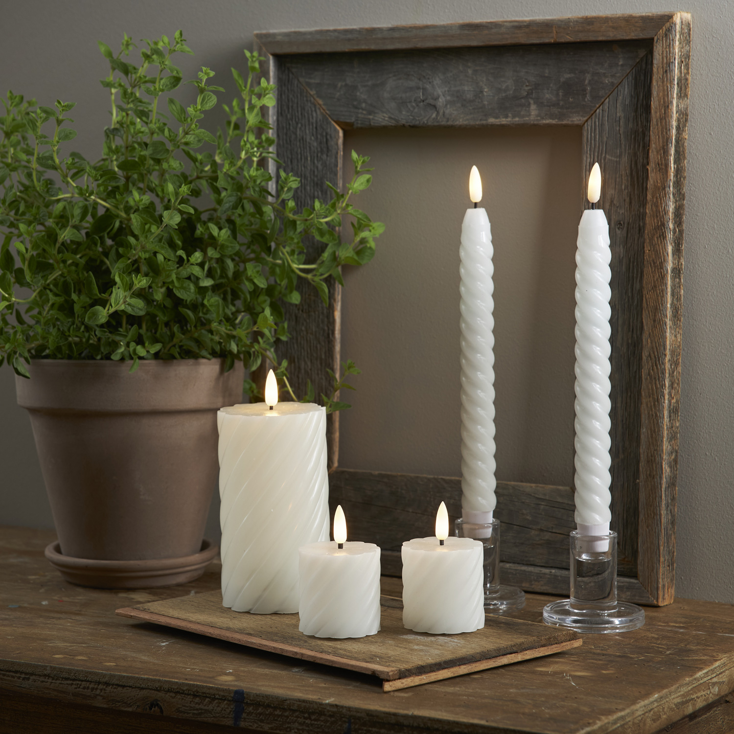 LED Stabkerzen SWIRL - Echtwachs - flackernde 3D Flamme - H: 25cm - Timer - weiß - 2er Set