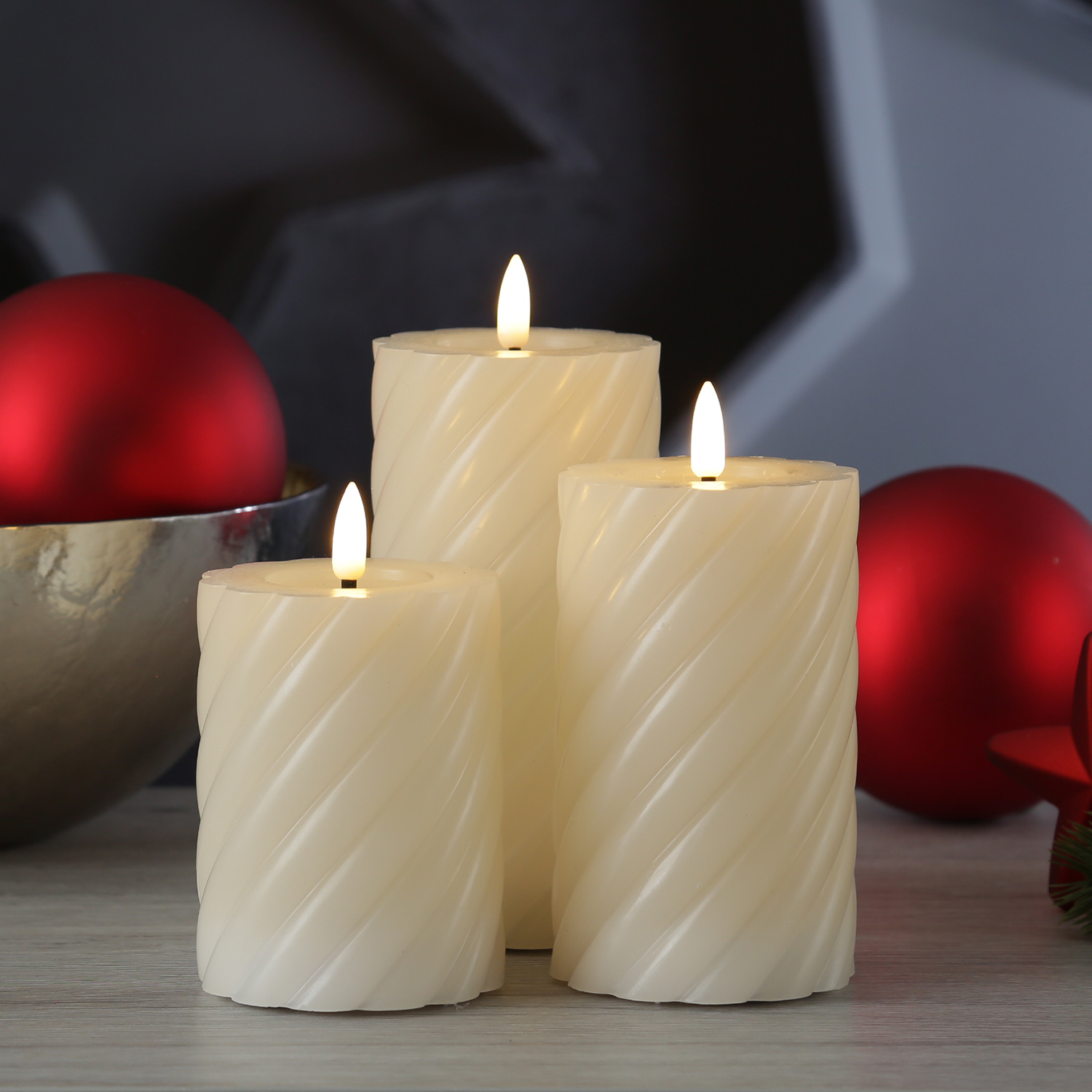 LED Stumpenkerze TWIST - Echtwachs - warmweiße 3D Flamme - H: 17,5cm - Batterie - Timer - creme