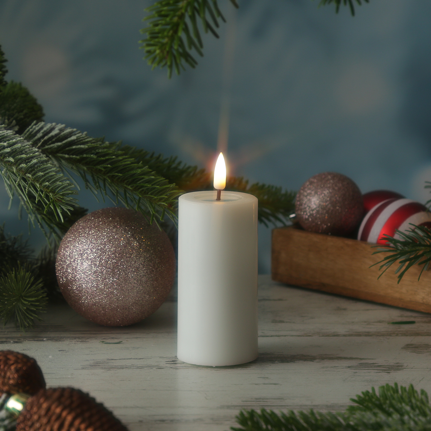 LED Stumpenkerze MIA - Echtwachs - realistische 3D Flamme - H: 10cm D: 5cm - Batterie - weiß