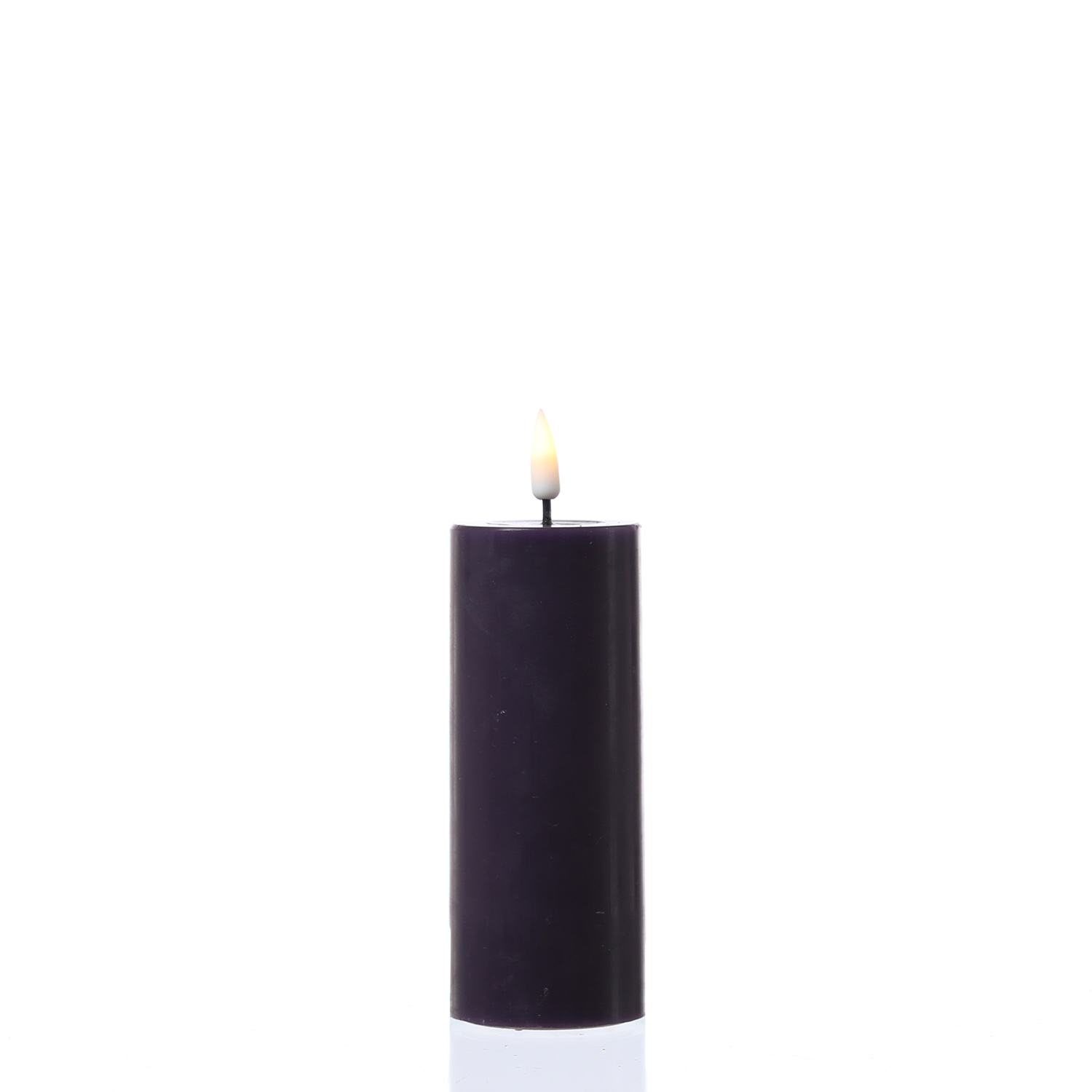 LED Stumpenkerze MIA - Echtwachs - realistische 3D Flamme - H: 12,5cm - D: 5cm - dunkellila LED Stumpenkerze MIA - Echtwachs - realistische 3D Flamme - H: 12,5cm - D: 5cm - dunkellila