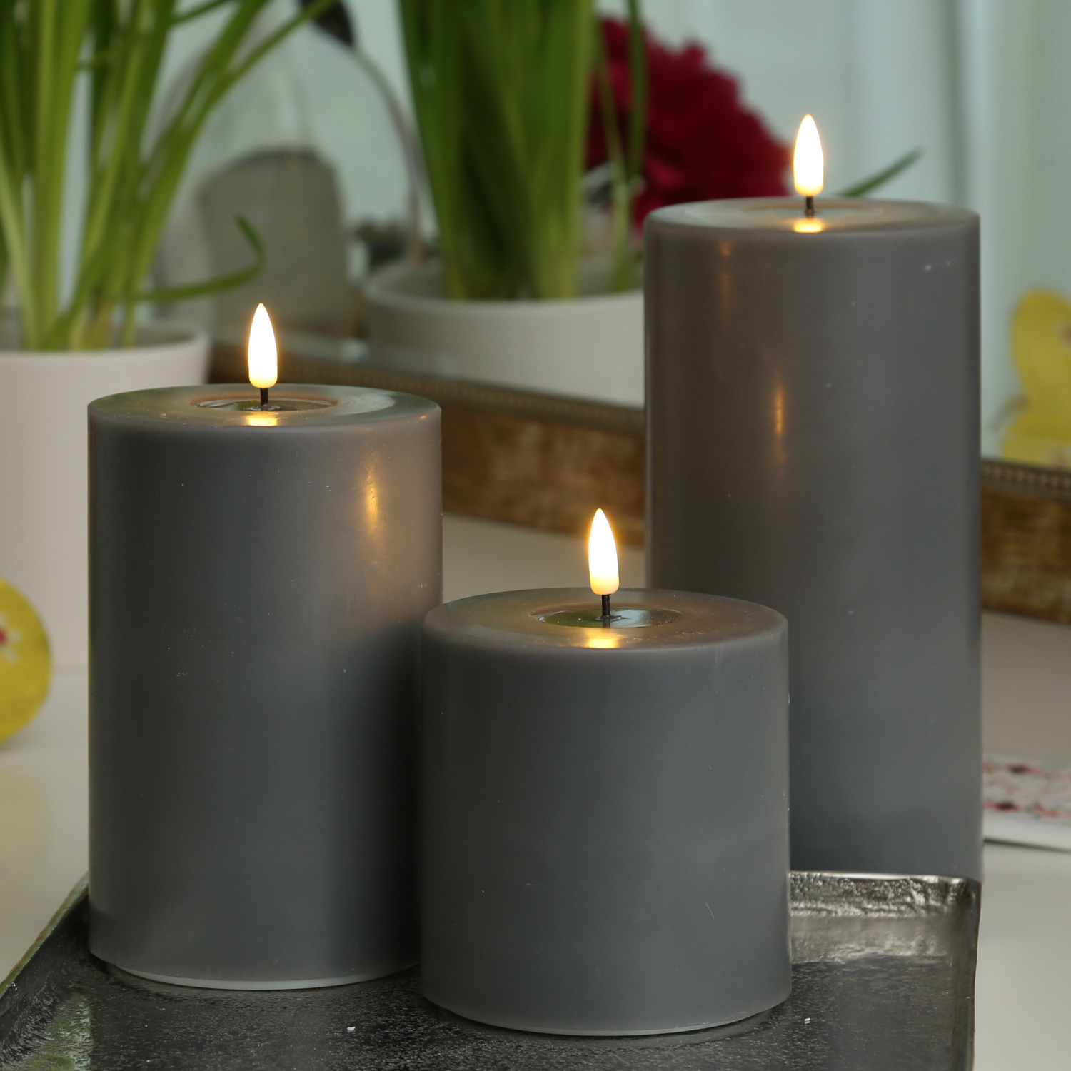 LED Stumpenkerze MIA - Echtwachs - realistische 3D Flamme - H: 10cm D:10cm - Batteriebetrieb - grau