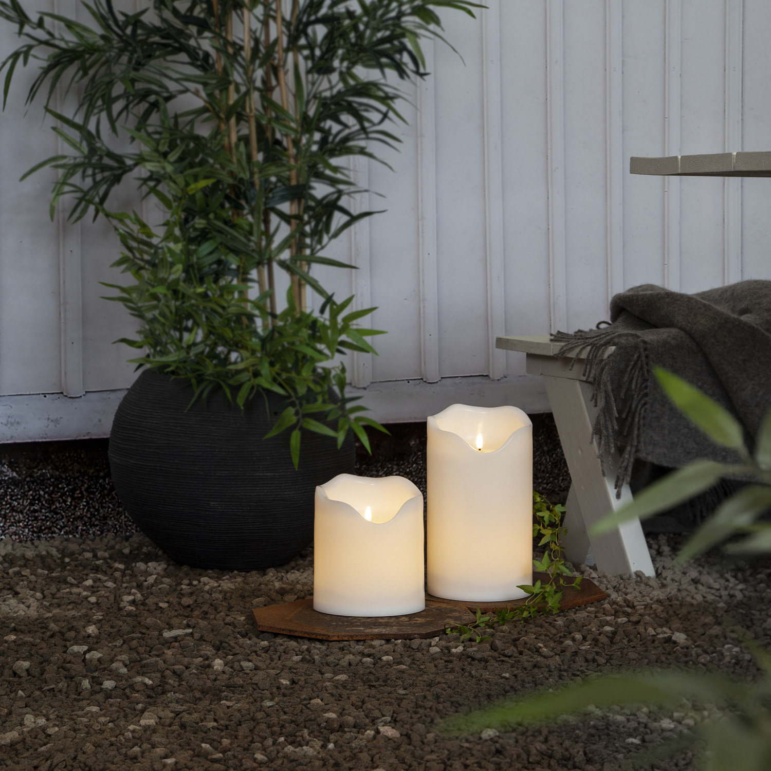 LED Stumpenkerze Flamme - Kunststoff - warmweiße 3D Flamme - H: 30cm - Timer - für Außen - weiß LED Stumpenkerze Flamme - Kunststoff - warmweiße 3D Flamme - H: 30cm - Timer - für Außen - weiß