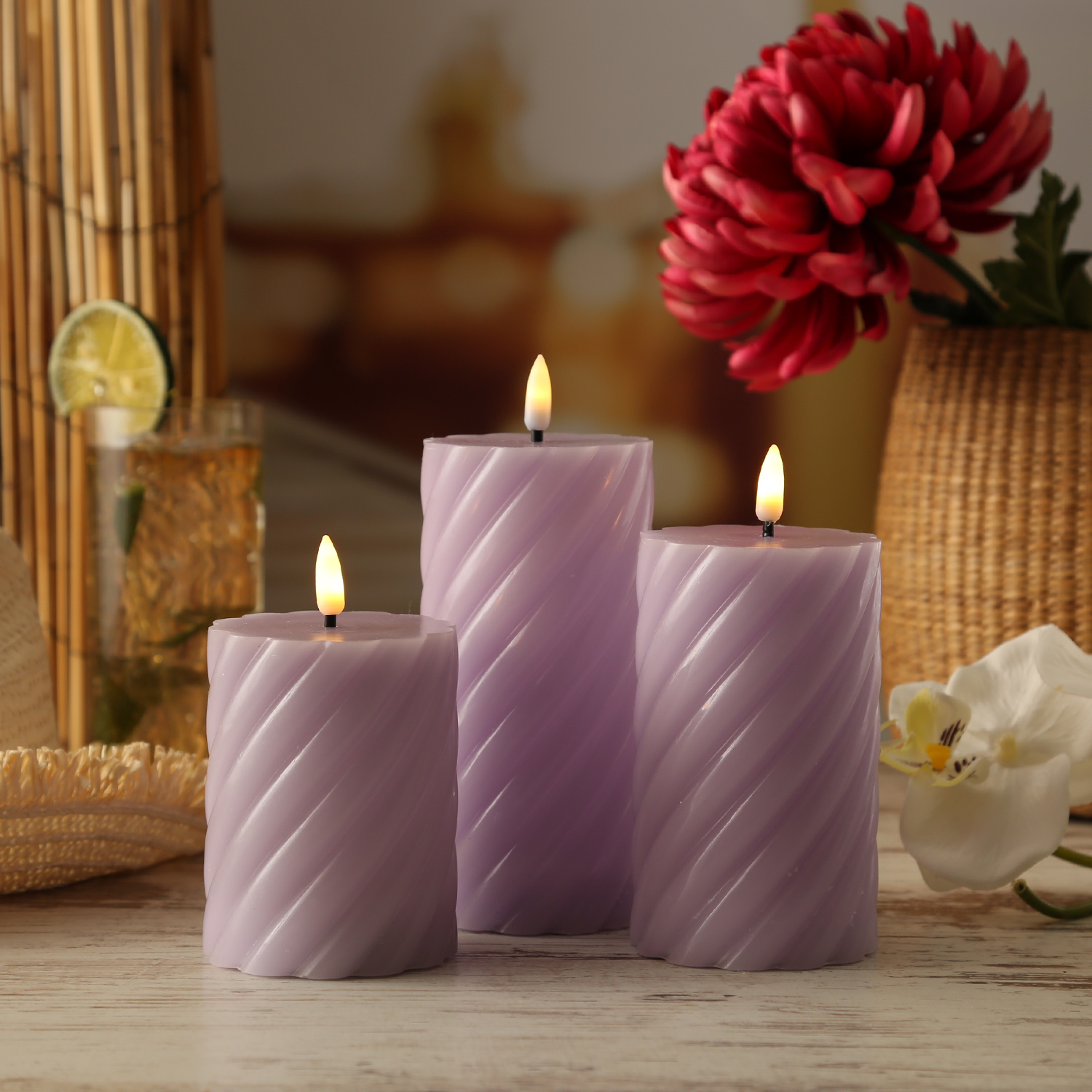 LED Stumpenkerze SWIRL - Echtwachs - warmweiße 3D Flamme - H: 15cm - Batterie - Timer - flieder