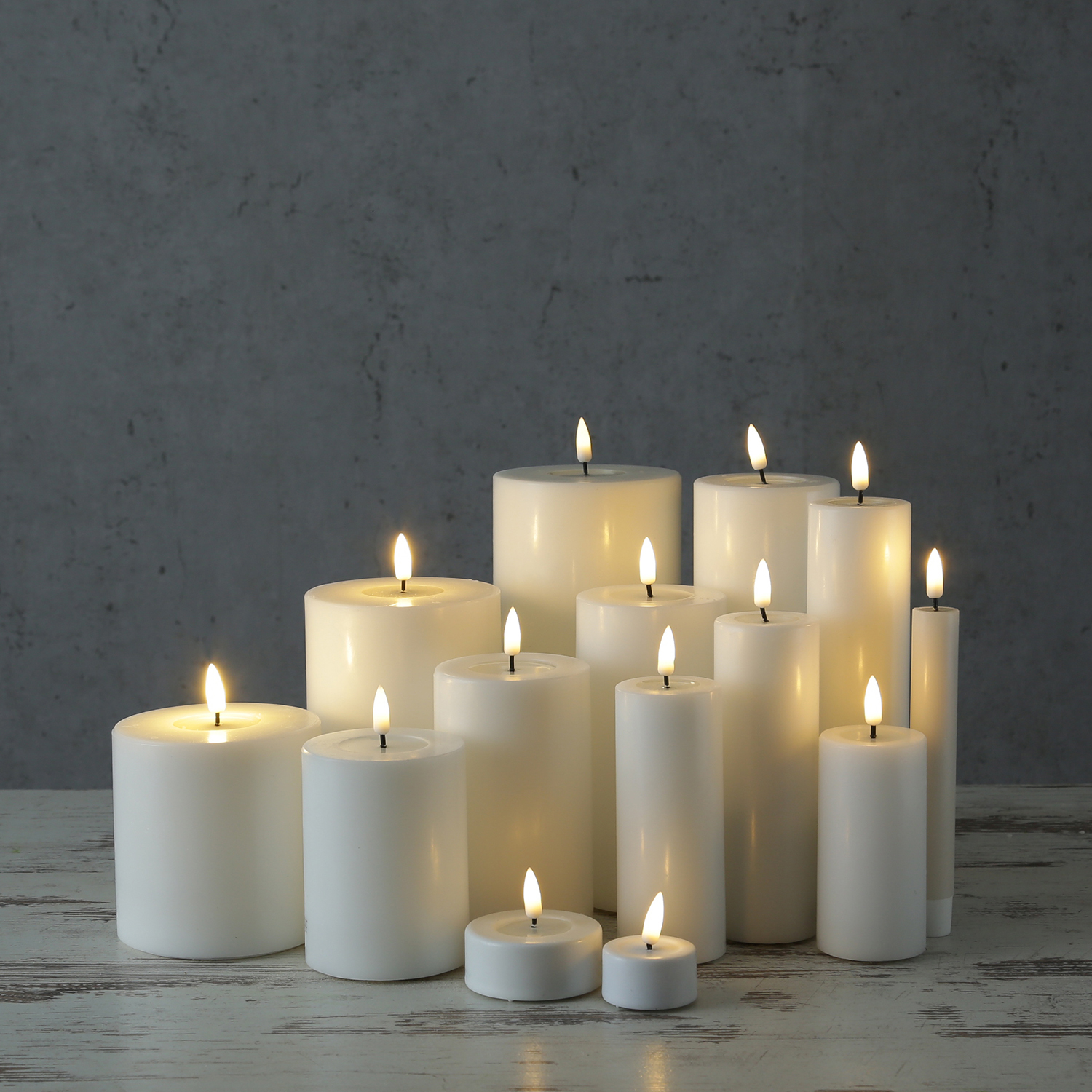 LED Stumpenkerze MIA - Echtwachs - realistische 3D Flamme - H: 12,5cm - D: 7,5cm - Batterie - weiß