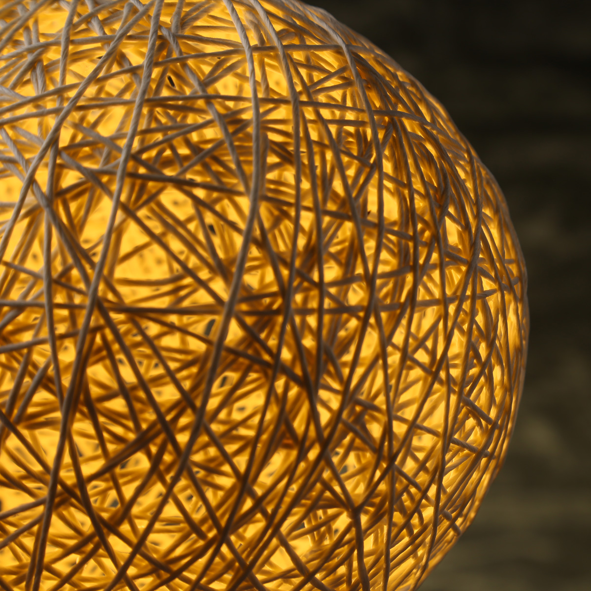 Dekolampe NEST - helle Bastkugel mit 6 warmweißen LEDs - dimmbar - USB Stromversorgung - D: 15cm