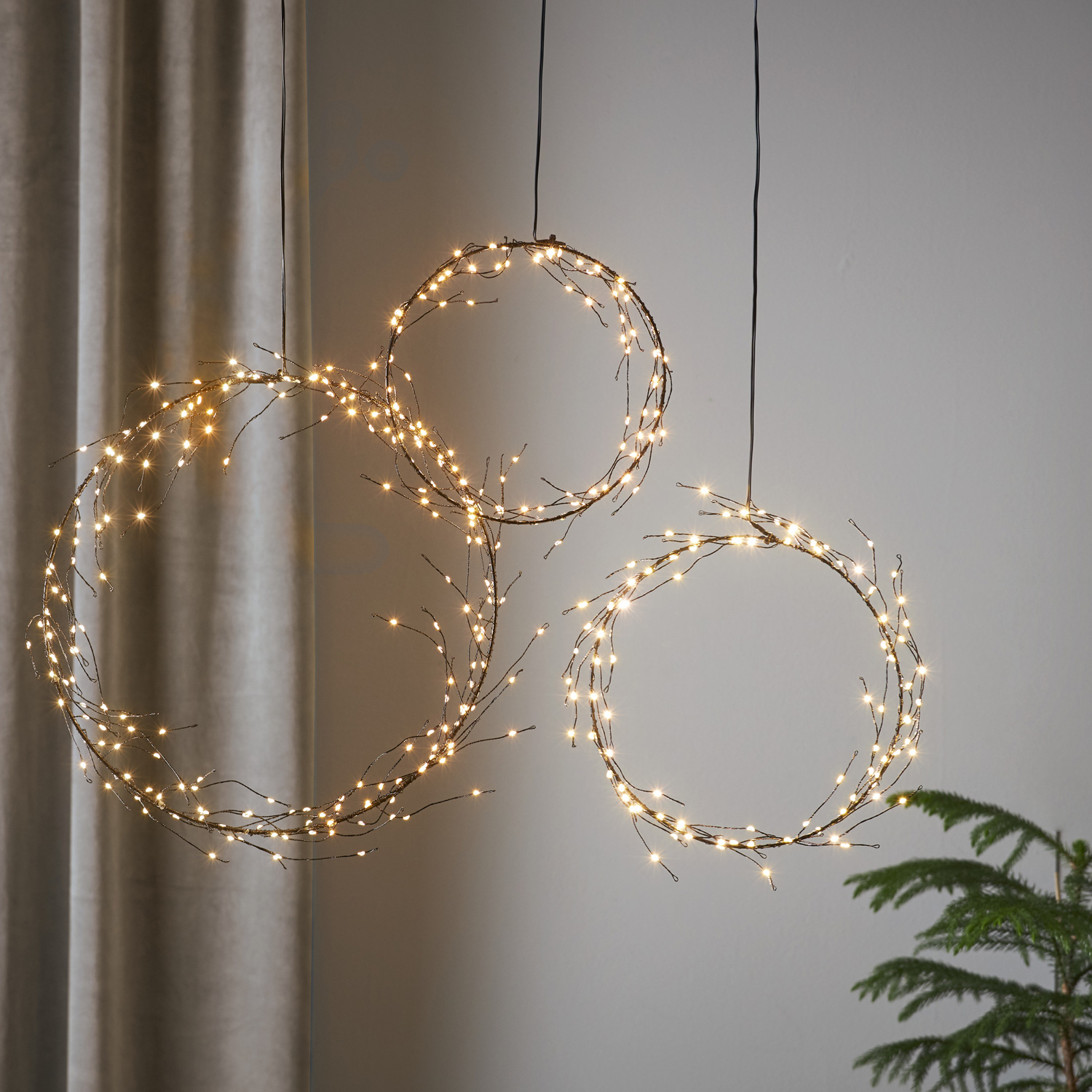 LED Kranz "Curly" - 200 warmweiße LED - D: 35cm - schwarz