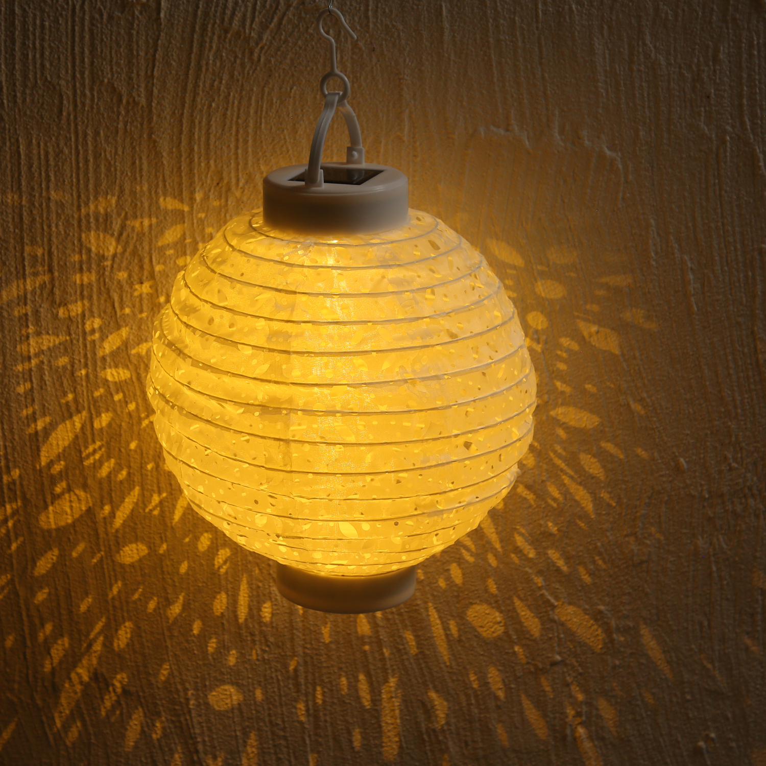 LED Solar Lampion - mit Muster - warmweiße LED - H: 23cm - D: 20cm - Lichtsensor - weiß