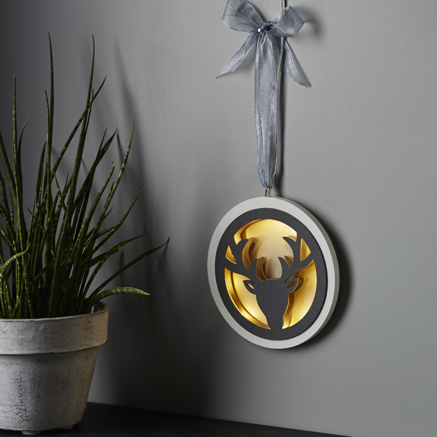 LED-Aufhänger Jagdmeister - 8 warmweiße LED - D16cm - Batteriebetrieb - Timer - weiß/graues Holz