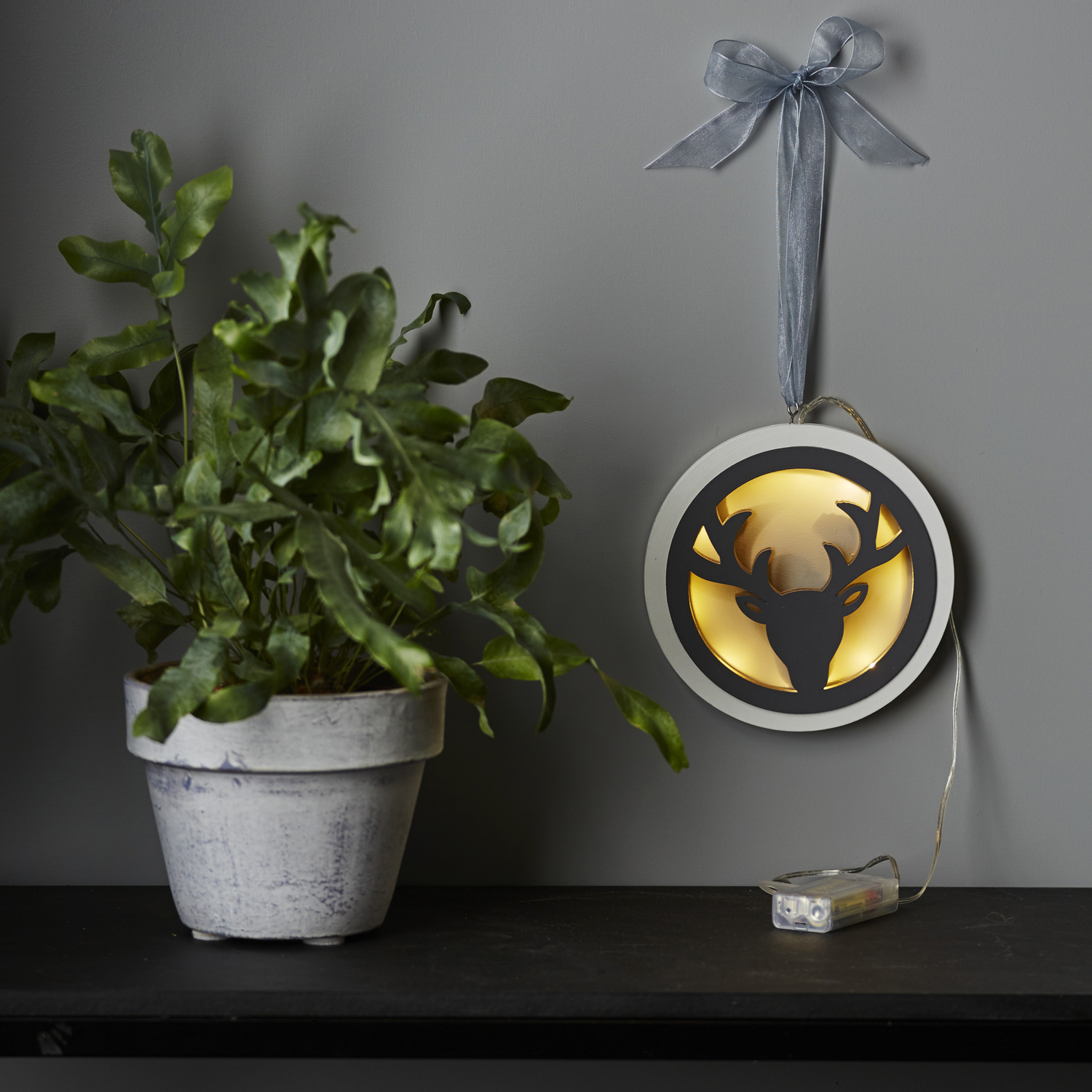 LED-Aufhänger Jagdmeister - 8 warmweiße LED - D16cm - Batteriebetrieb - Timer - weiß/graues Holz