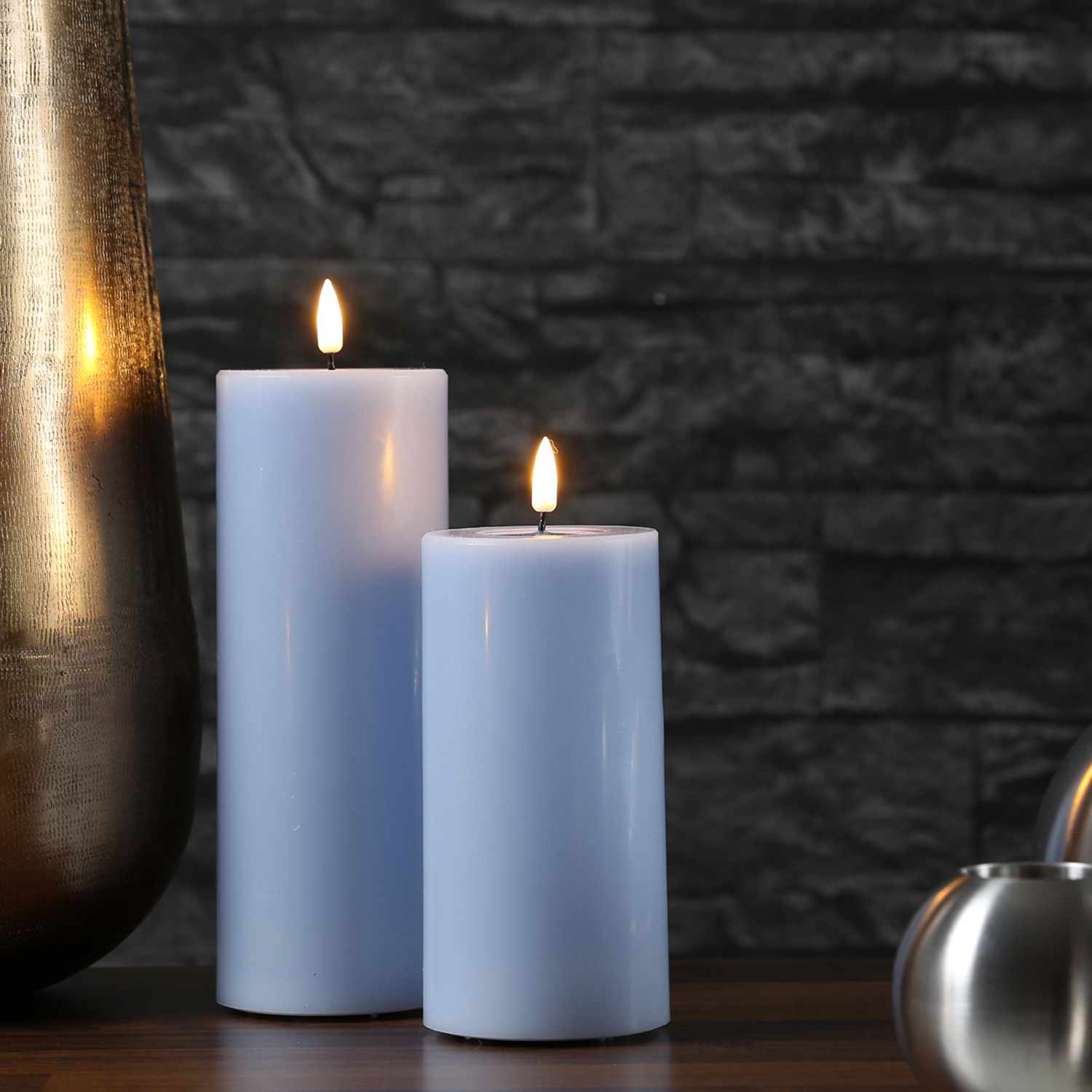 LED Stumpenkerze MIA - Echtwachs - realistische 3D Flamme - H 15cm - D 7-5cm - hellblau