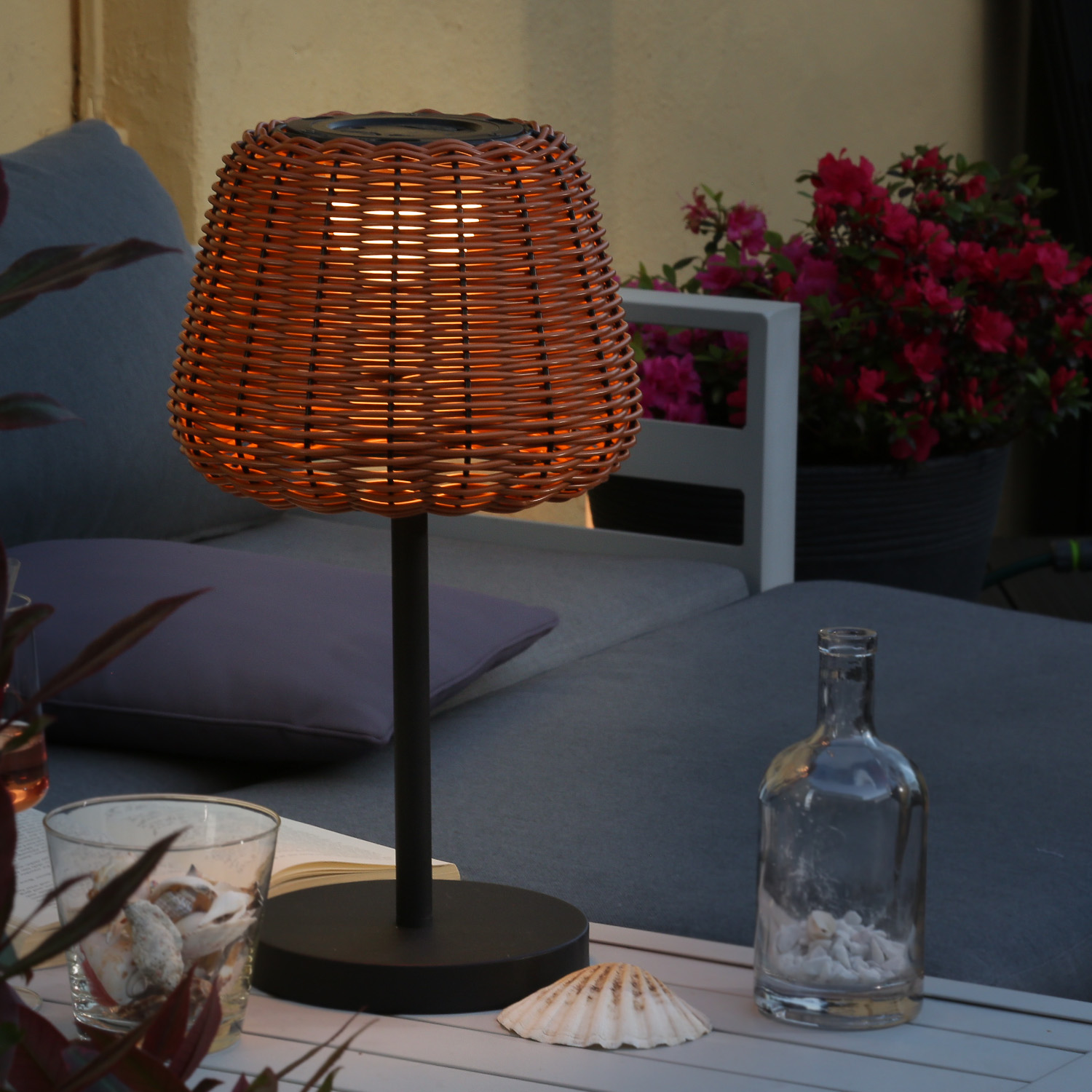 LED Garten Tischleuchte - in Rattanoptik - H: 45cm - dimmbar - aufladbar - mit Fernb. - hell braun