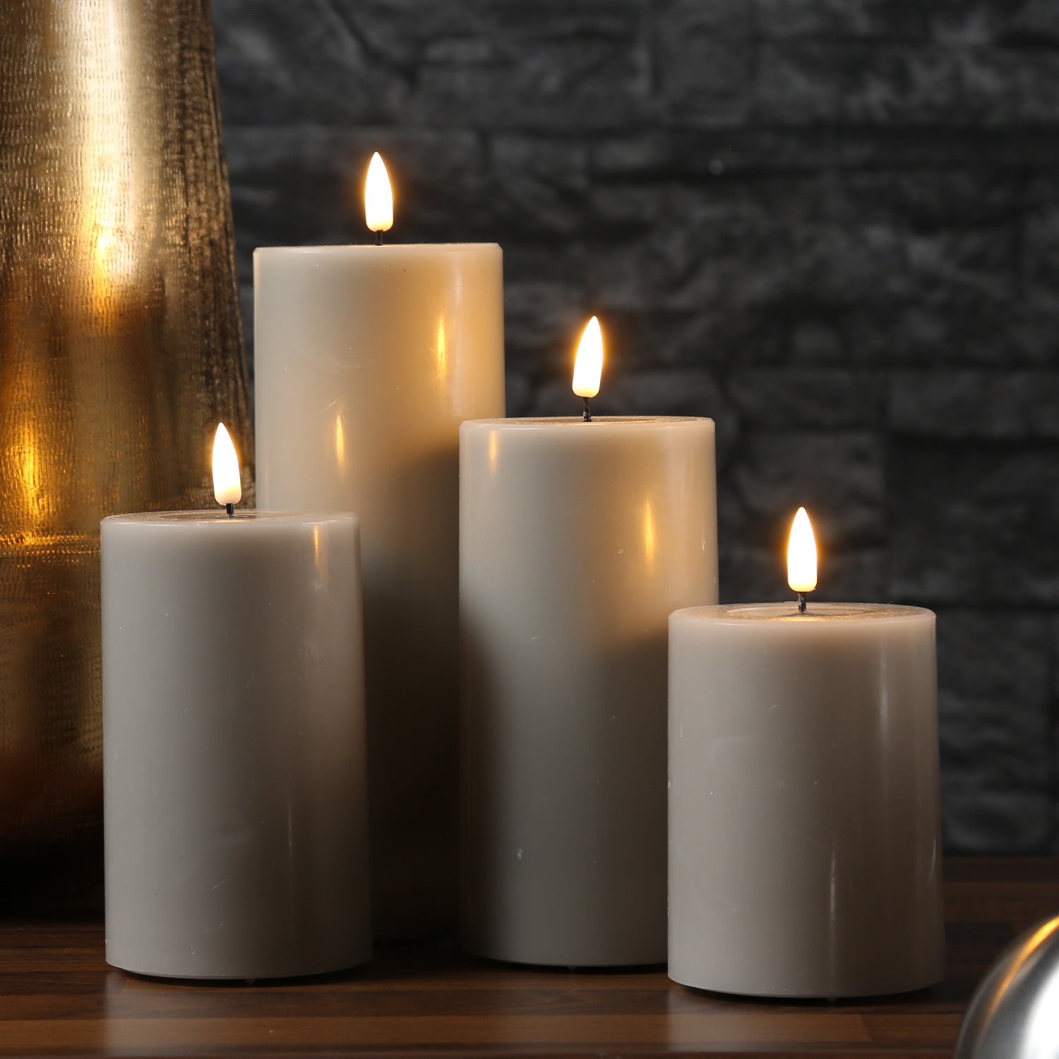 LED Stumpenkerze MIA - Echtwachs - realistische 3D Flamme - H 12-5cm - D 7-5cm - sand/taupe