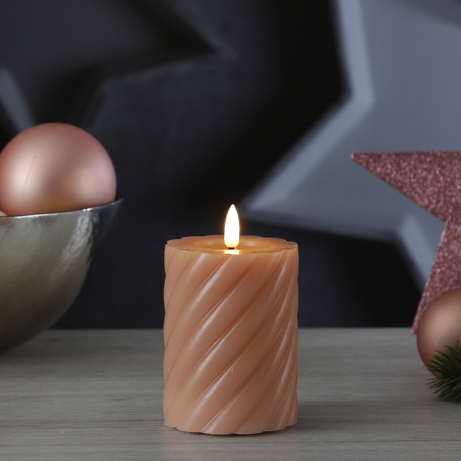 LED Stumpenkerze TWIST - Echtwachs - warmweiße 3D Flamme - H: 12,5cm - Batterie - Timer - altrosa