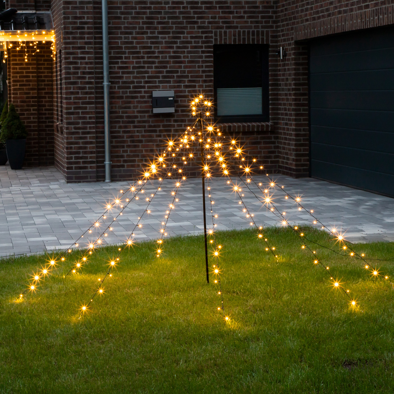 LED Lichterbaum mit Sternspitze - 8 Stränge - 200 warmweiße LED - H: 1,5m - für Außen - schwarz