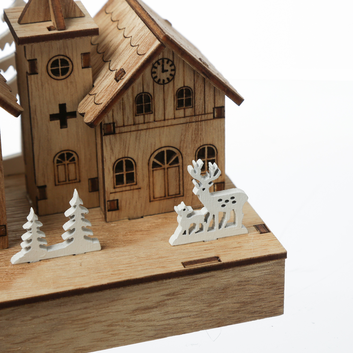 LED Holzdekoration Weihnachtsdorf - beleuchtete Winterlandschaft - L: 30cm - Timer - braun