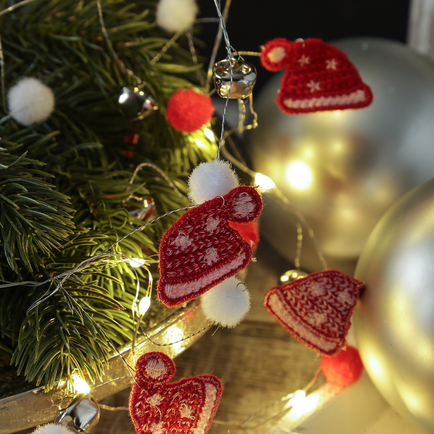 LED Drahtlichterkette Weihnachtsmütze - mit Glöckchen - 20 warmweiße LED - L: 1,9m - Timer - rot