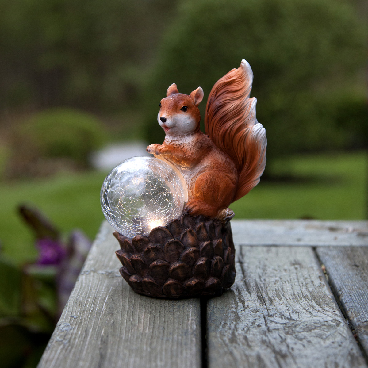 LED Solar Gartenfigur "Eichhörnchen mit Lichtkugel" - warmweiße LED in Glaskugel - Lichtsensor