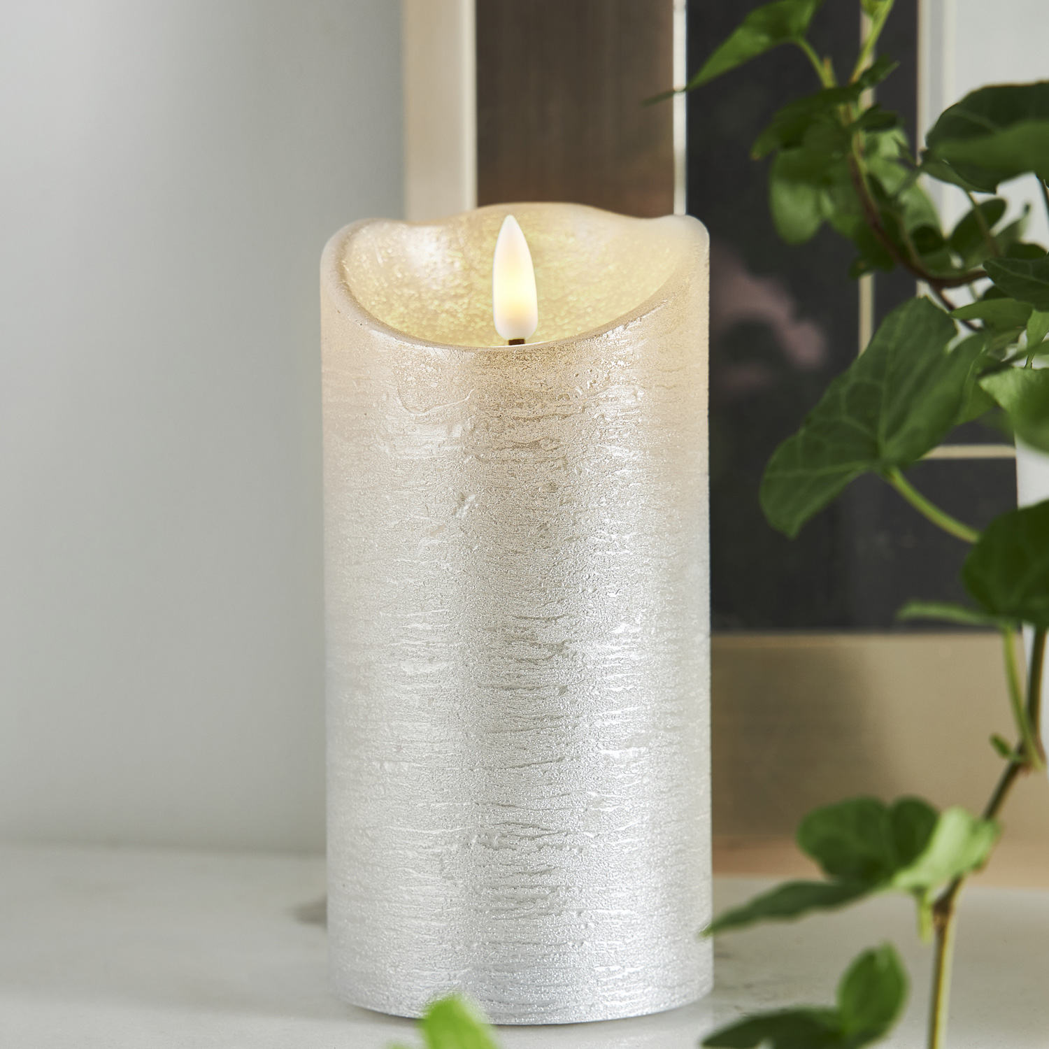LED Stumpenkerze RUSTIC - Echtwachs - warmweiße 3D Flamme - H: 15cm - Batterie - Timer - silber