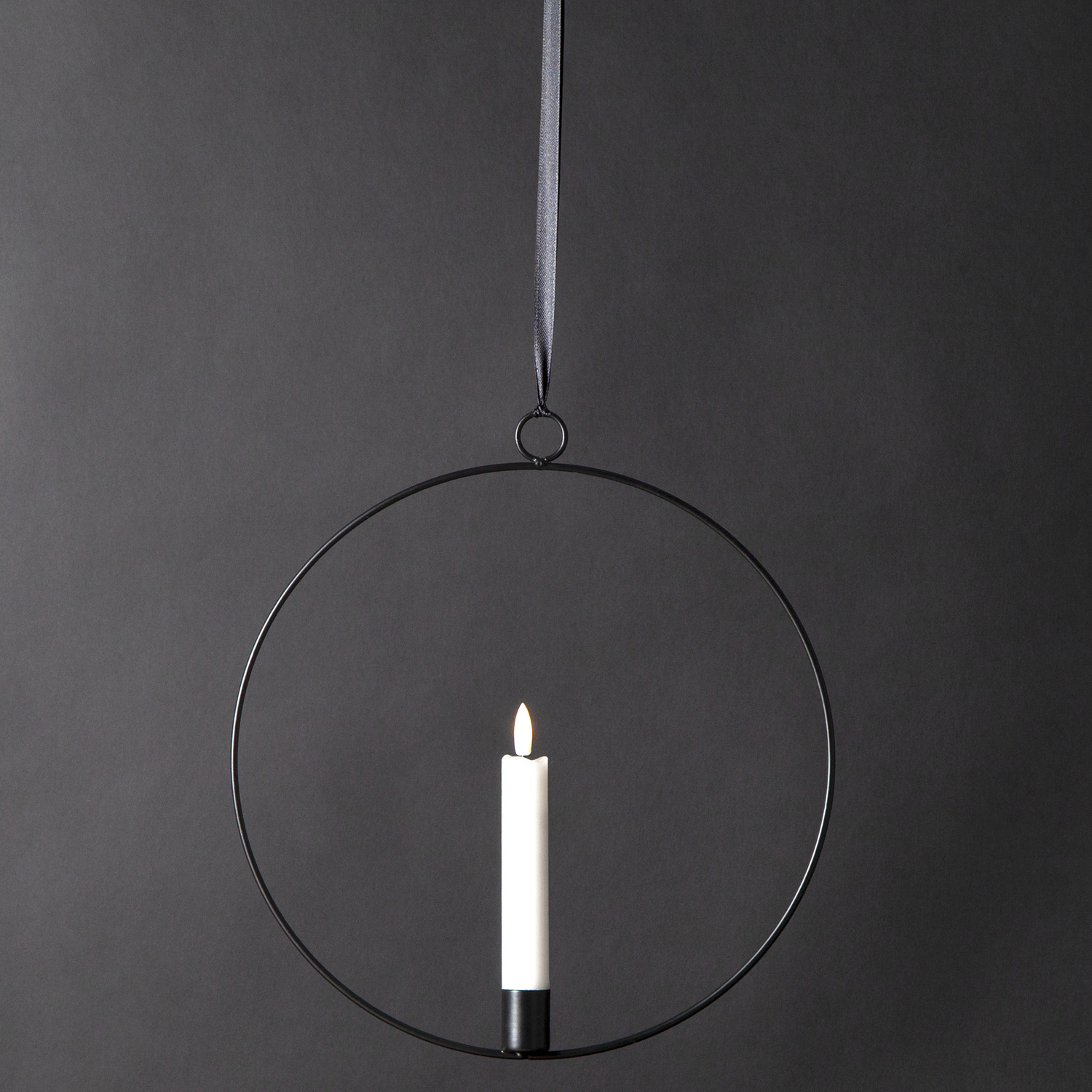 Dekoring mit LED Kerze Flamme - mit Aufhänger - D: 28,5cm - Timer - Batterie - schwarz Dekoring mit LED Kerze Flamme - mit Aufhänger - D: 28,5cm - Timer - Batterie - schwarz