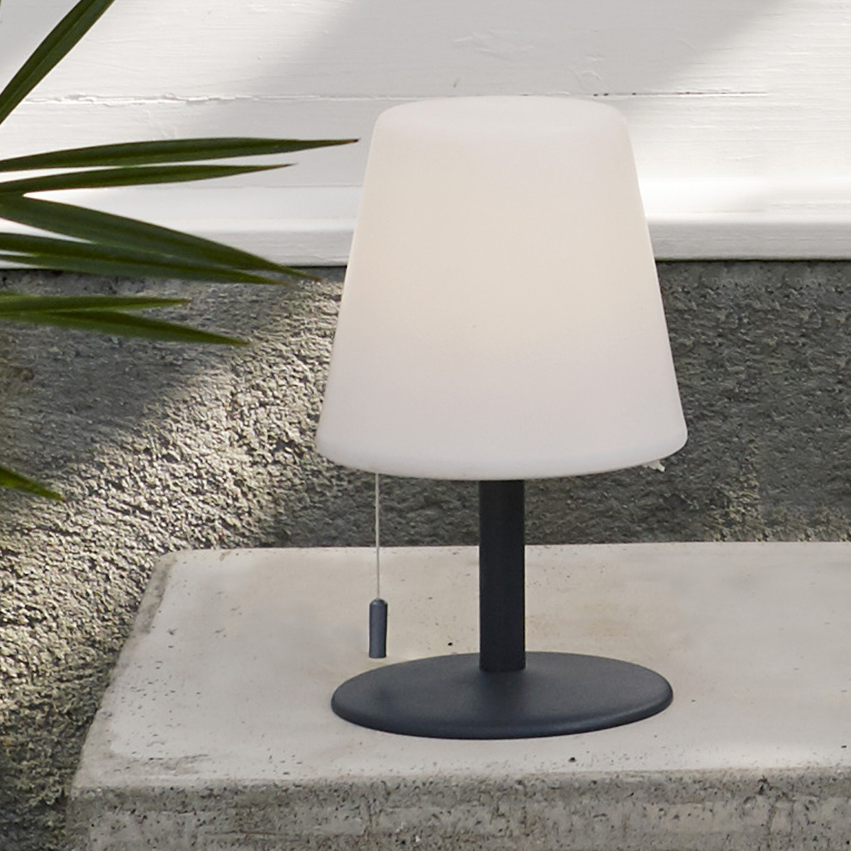 LED Garten Tischlampe - H: 60cm - weißer Lampenschirm, D: 16cm - Batteriebetrieb - Outdoor LED Garten Tischlampe - H: 60cm - weißer Lampenschirm, D: 16cm - Batteriebetrieb - Outdoor