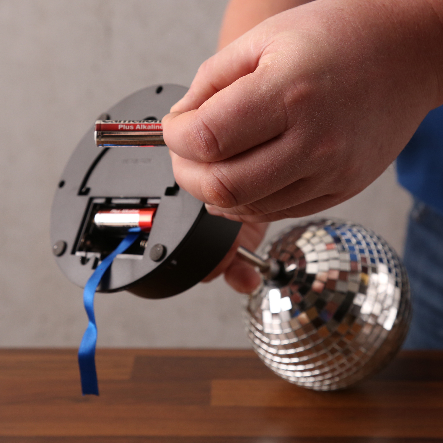 LED Spiegelkugel 13cm mit Standfuß - 18 bunte LED - Batterie und USB Betrieb - silber