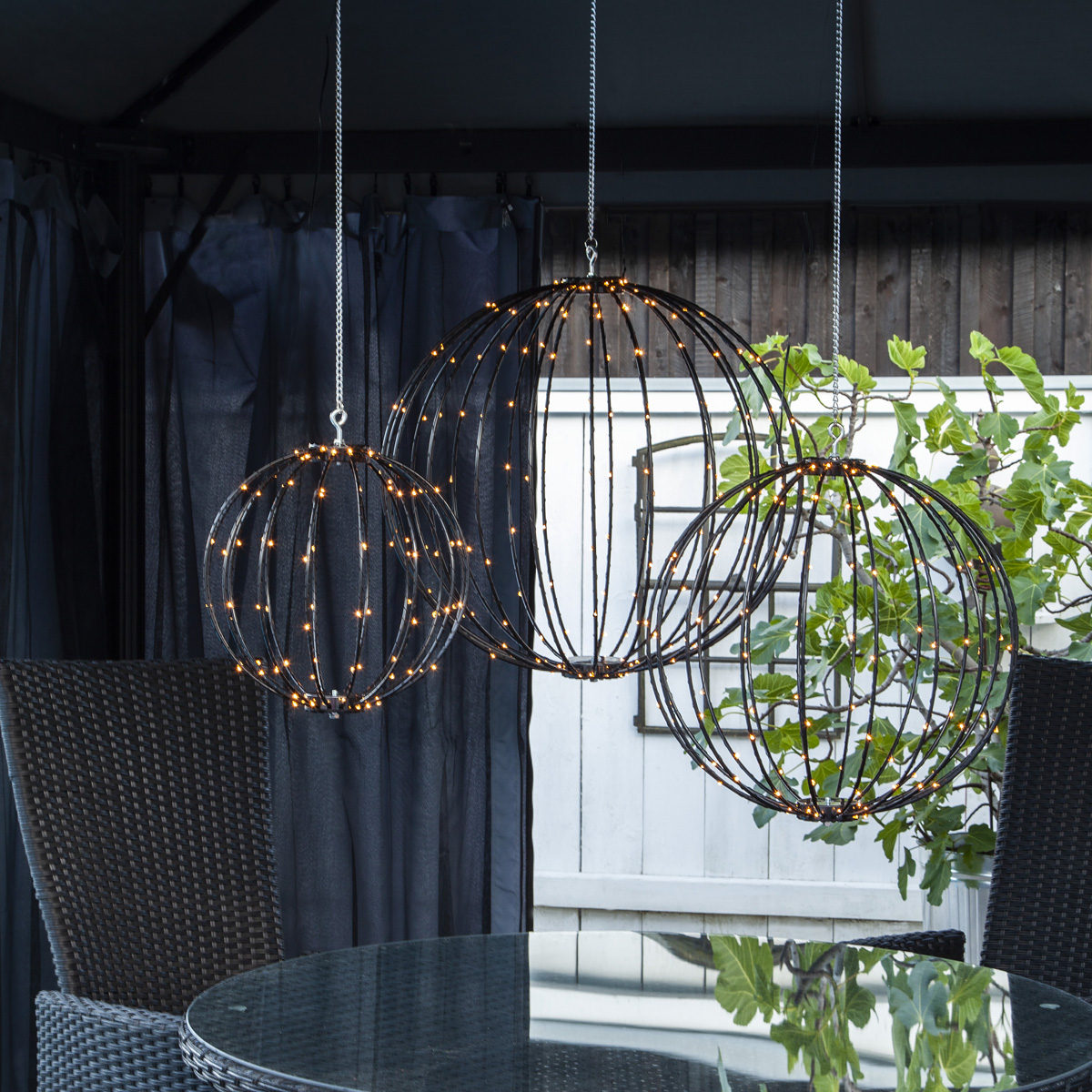 LED 3D Designkugel "Mounty" - D: 40cm - 126 warmweiße LED - 8 Funktionen - faltbar - schwarz