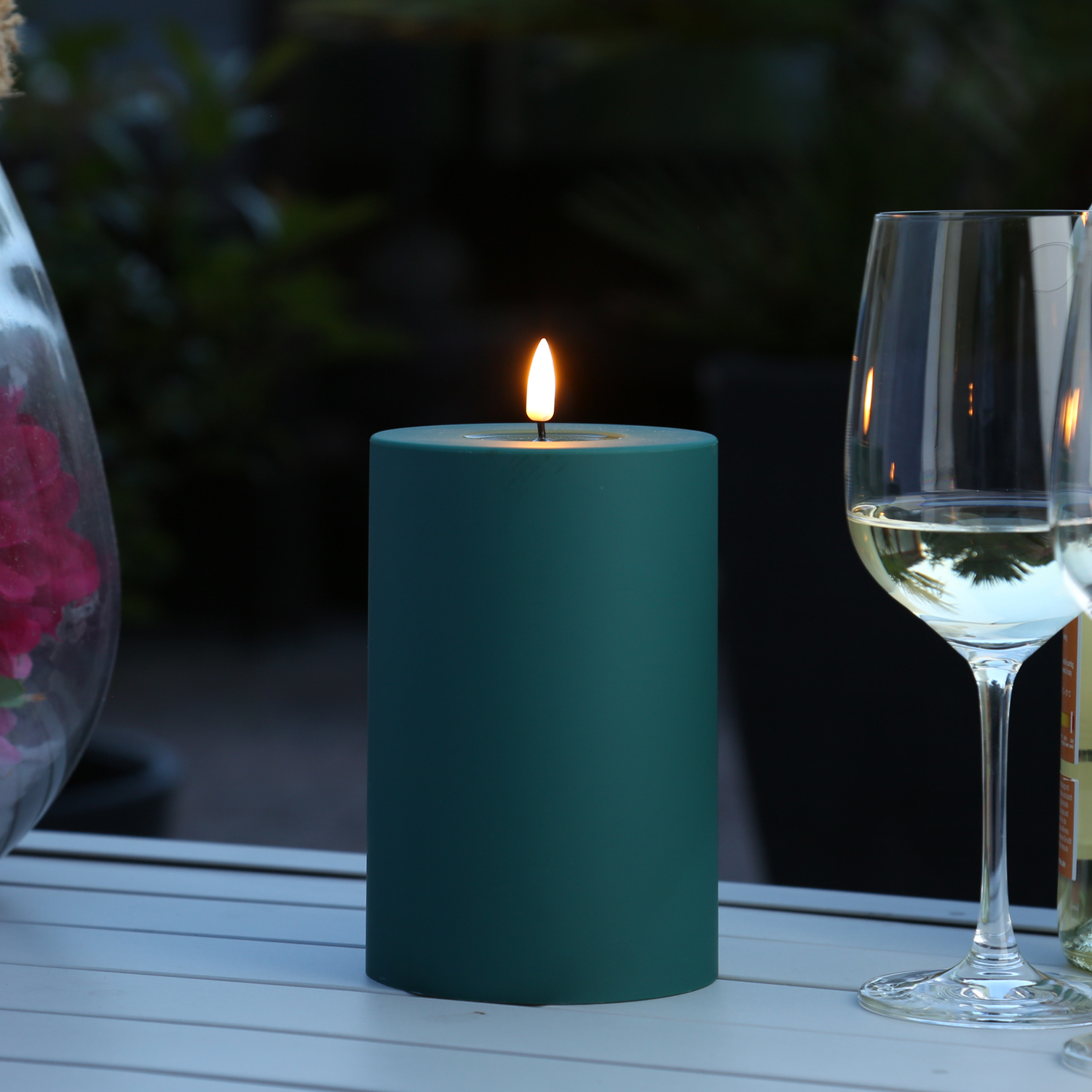 LED Stumpenkerze MIA - Kunststoff - realistische 3D Flamme - H: 15cm - f. Außen - dunkelgrün
