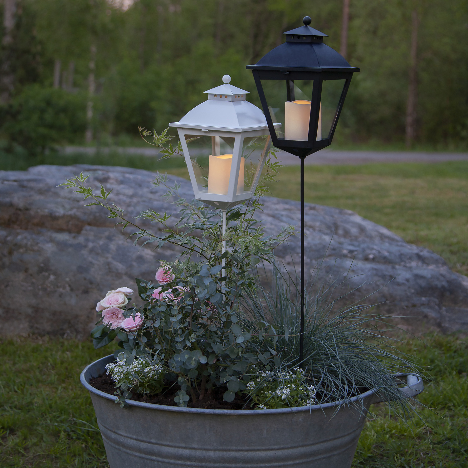 LED Laterne/Grablicht mit Kerze - gelbe LED - Erdspieß - H: 40cm - Timer - schwarz